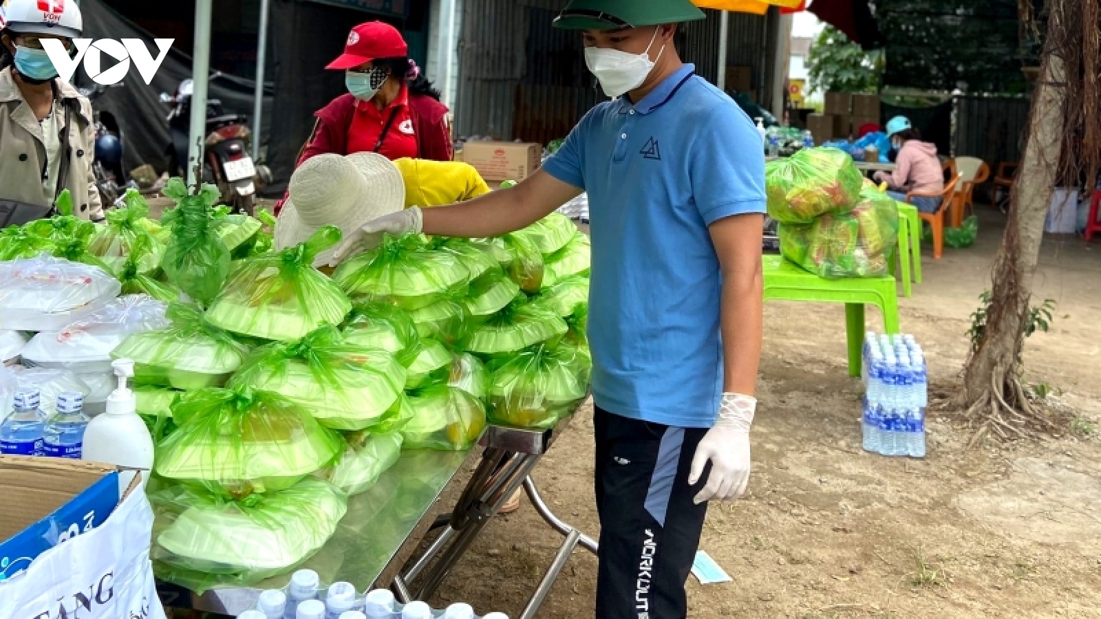 Mỗi ngày hỗ trợ hàng nghìn suất ăn cho người dân trở về từ các tỉnh phía Nam