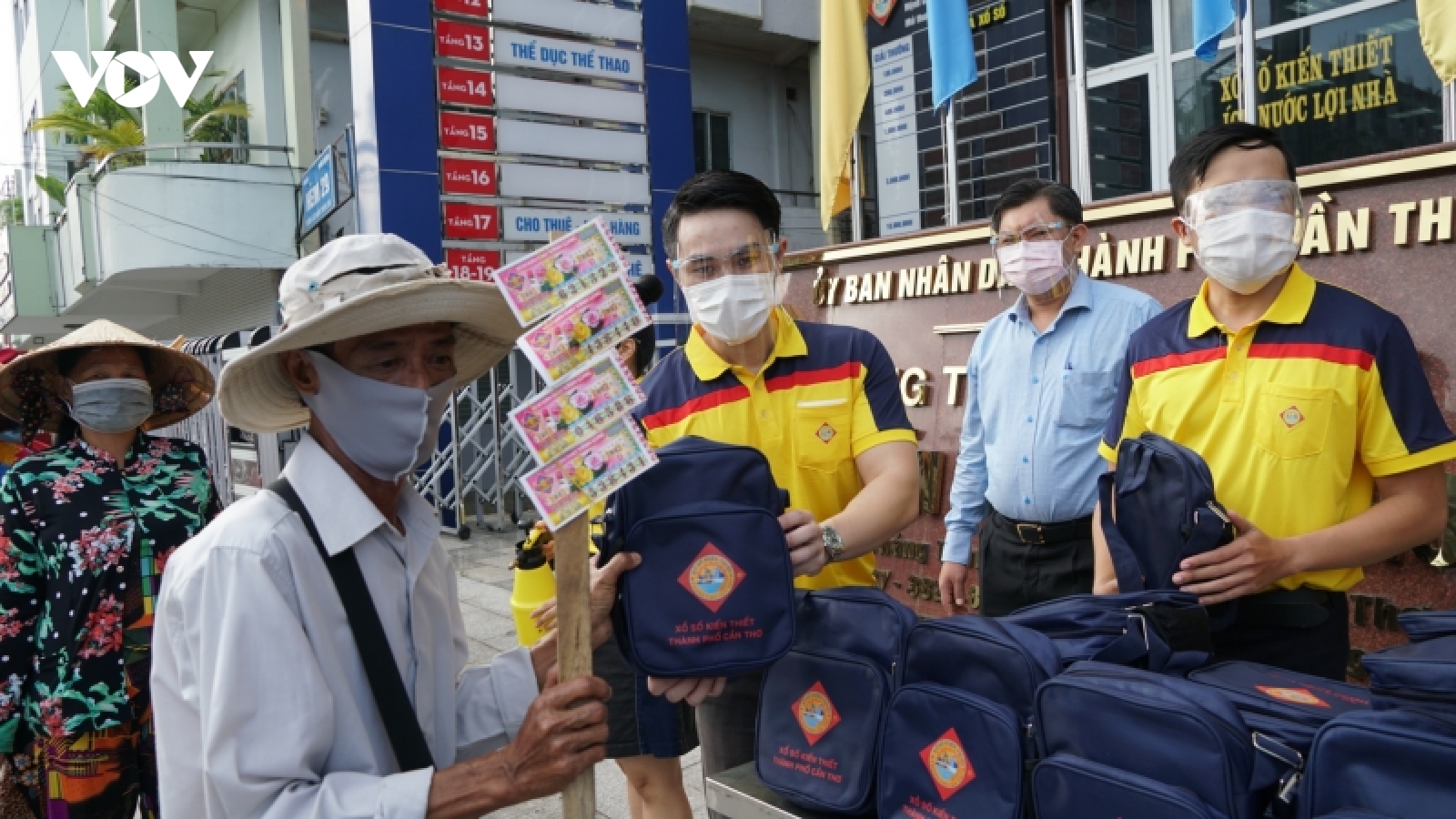 Sức mua tăng vọt, người bán vé số ở Cần Thơ "trúng mùa"
