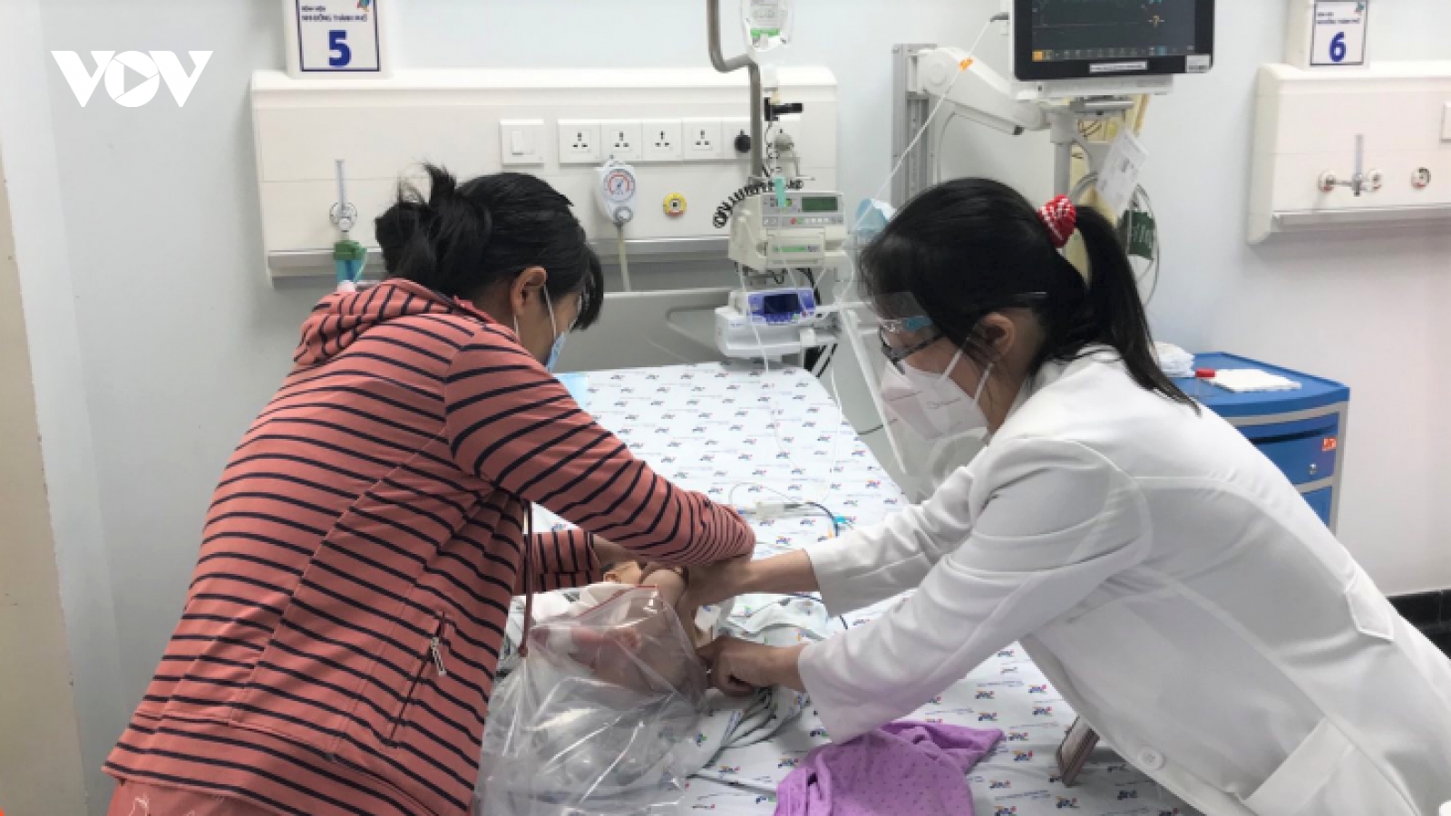 Sốt xuất huyết vào mùa, nguy cơ “dịch chồng dịch”
