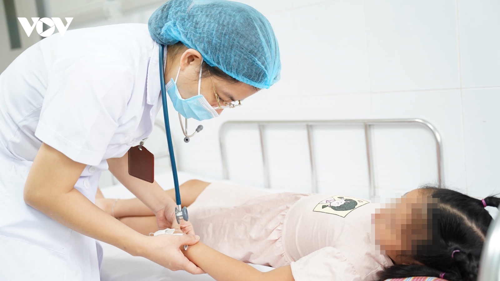 Chuyên gia khuyến cáo không chủ quan, tự điều trị sốt xuất huyết tại nhà cho trẻ