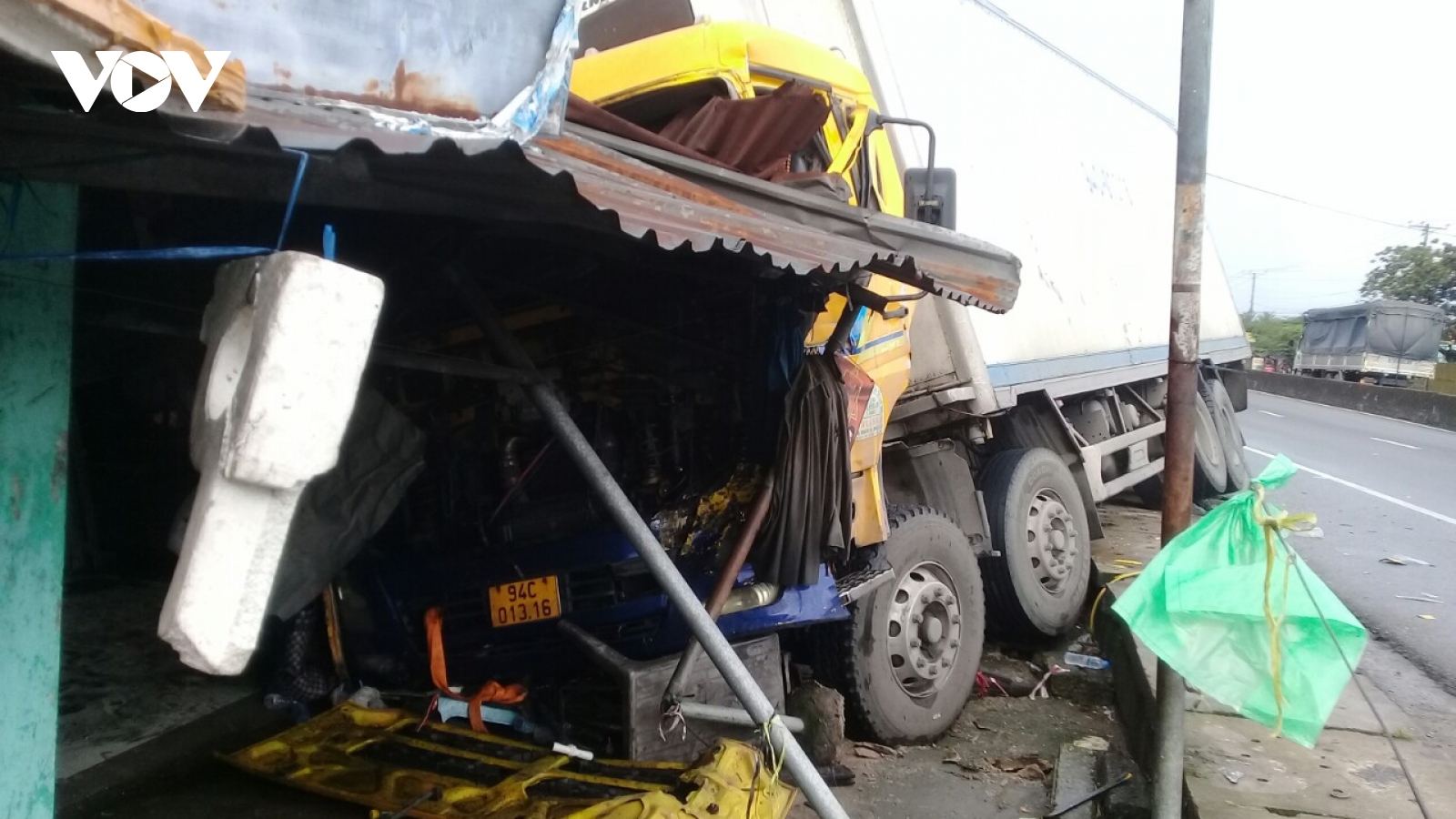 Xe tải mất lái gây tai nạn làm ùn ứ giao thông nghiêm trọng trên QL1 qua tỉnh Tiền Giang