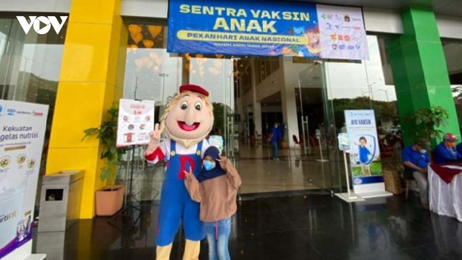 Dịch Covid-19 giảm, Indonesia cho phép trẻ em tới các điểm vui chơi