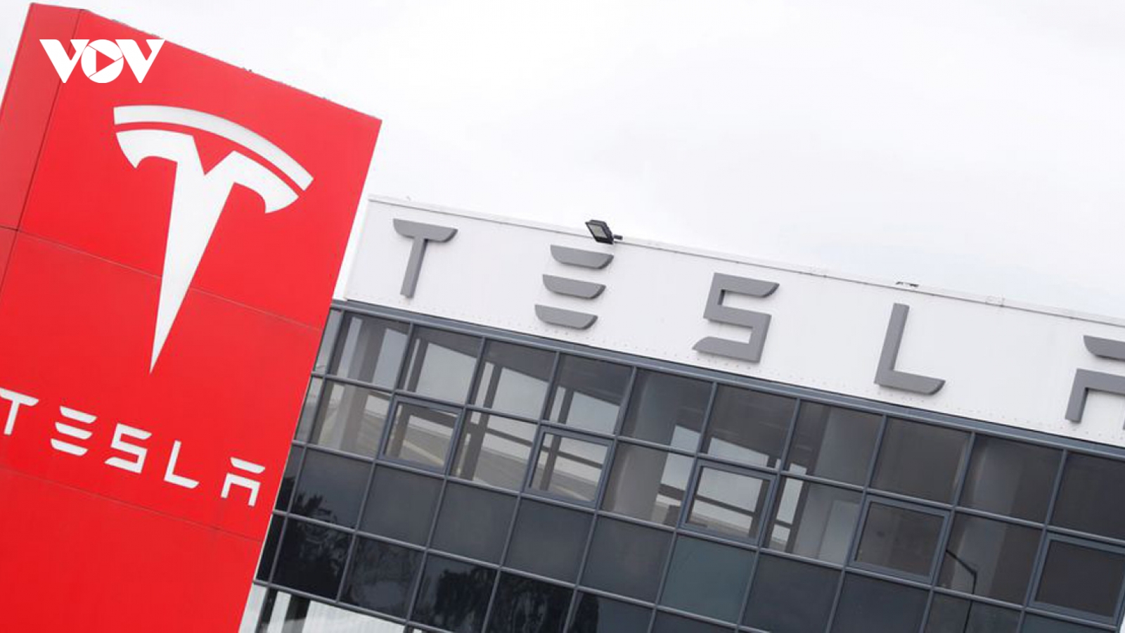 Cổ phiếu tăng vọt, Tesla cán mốc vốn hoá 1.000 tỷ USD