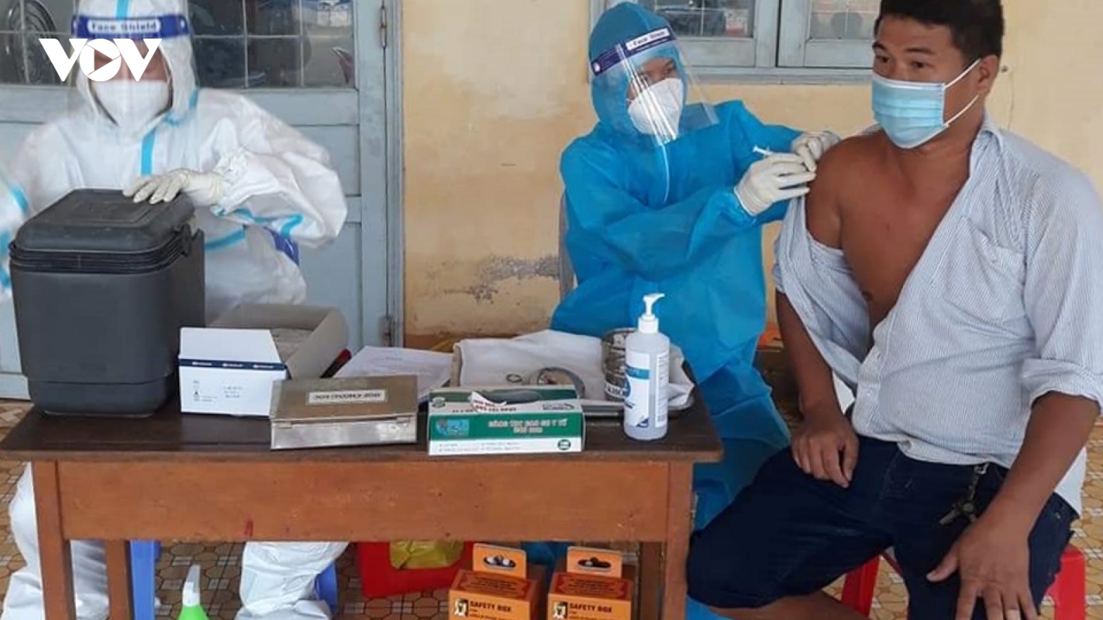 Tiền Giang và Bến Tre tiêm phòng vaccine COVID-19 đạt 30-40% tổng dân số