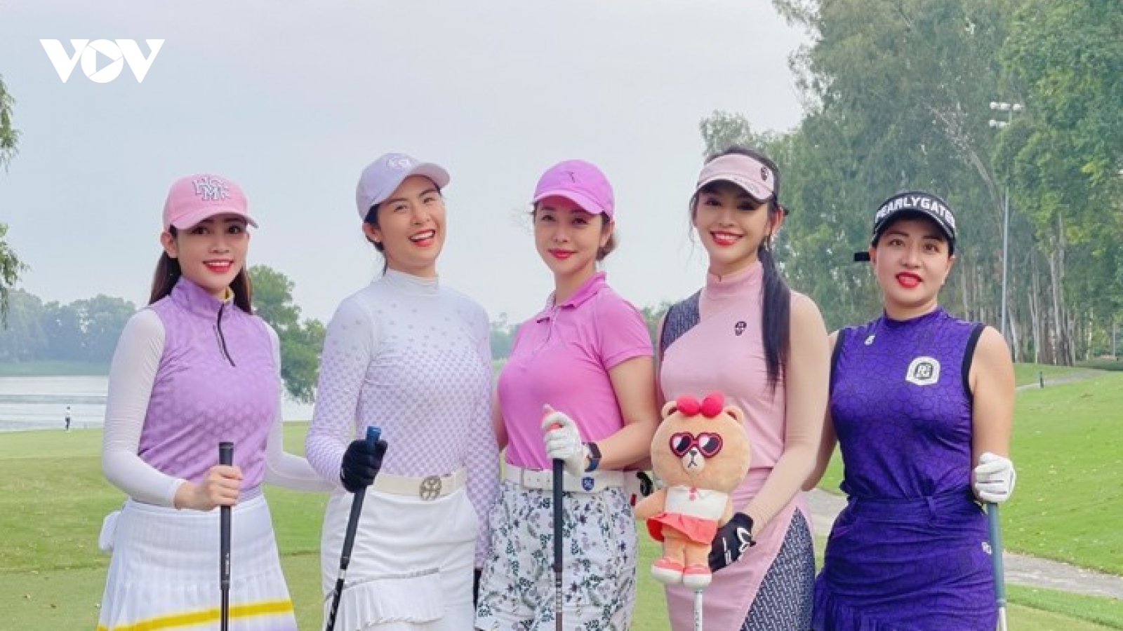 Lê Thanh Tú và dàn mỹ nhân đổ bộ sân golf sau dịch Covid-19