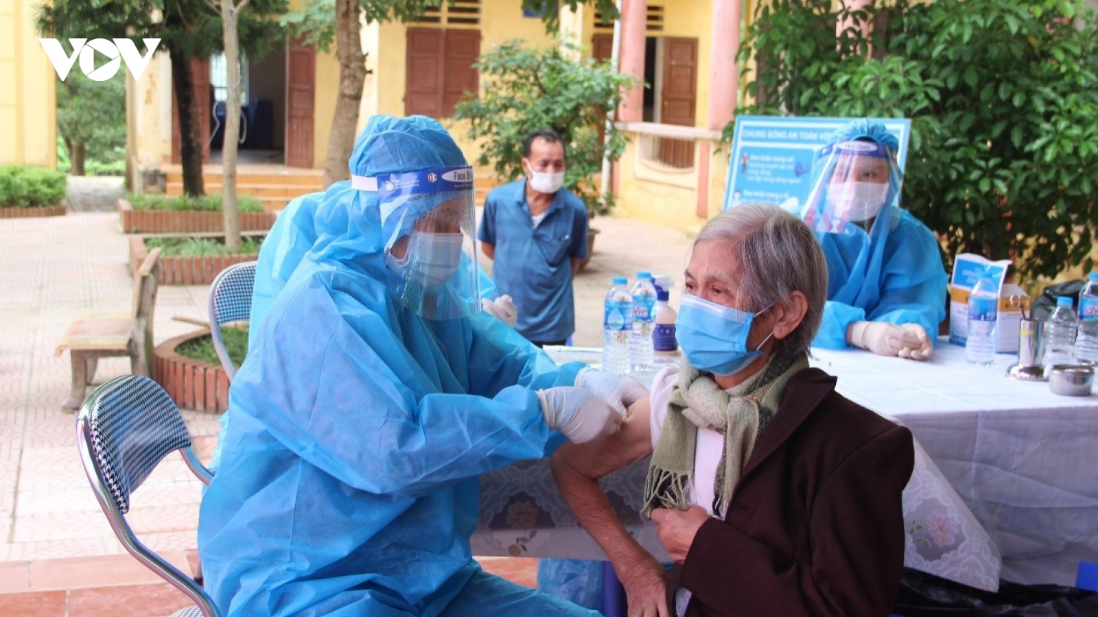 Trạm Y tế lưu động tại Phú Thọ điều trị F0 tại nhà và cấp vaccine cho các địa phương vùng xanh
