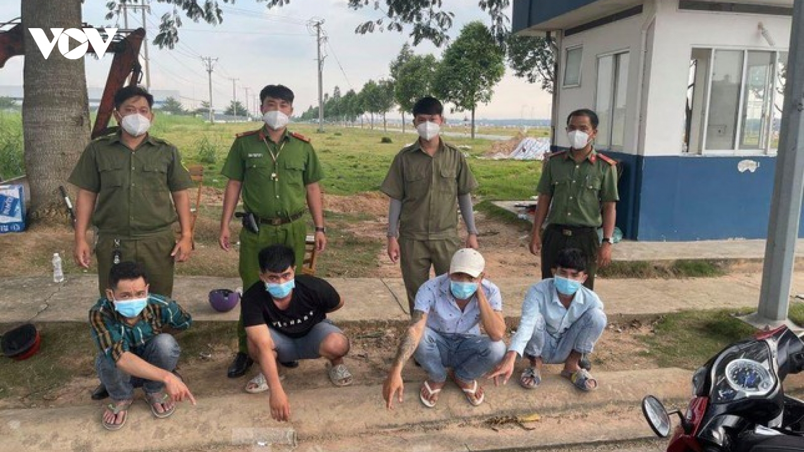 Bắt nhóm đối tượng giả dân phòng mang còng số 8 và ma tuý