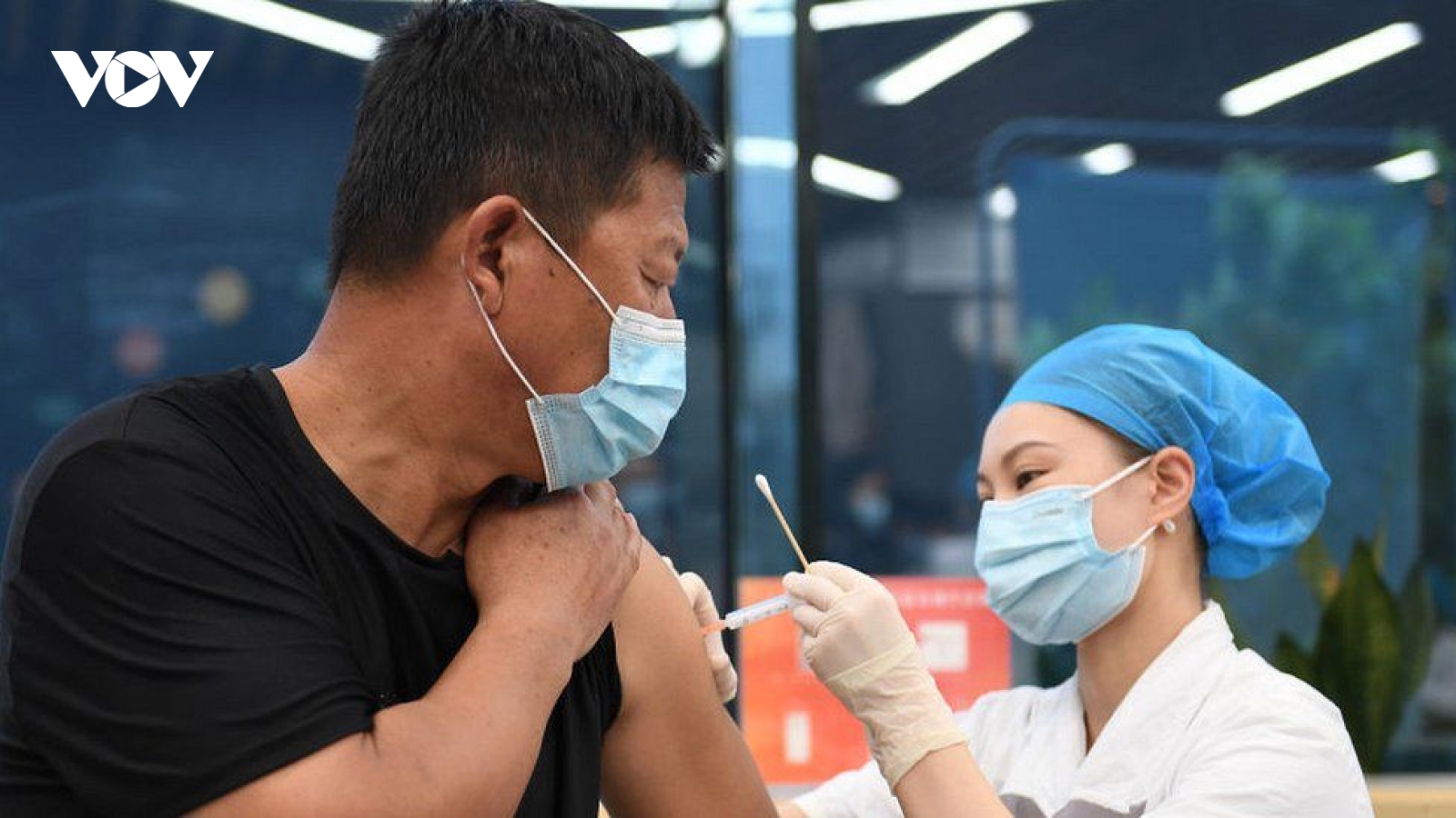 Trung Quốc bắt đầu tiêm mũi tăng cường vaccine ngừa Covid-19