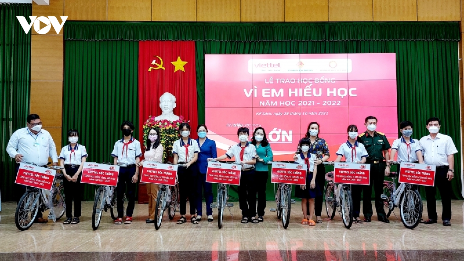 Kiên Giang, Sóc Trăng tặng sim Viettel 4G và trao học bổng Chương trình “Vì em hiếu học”