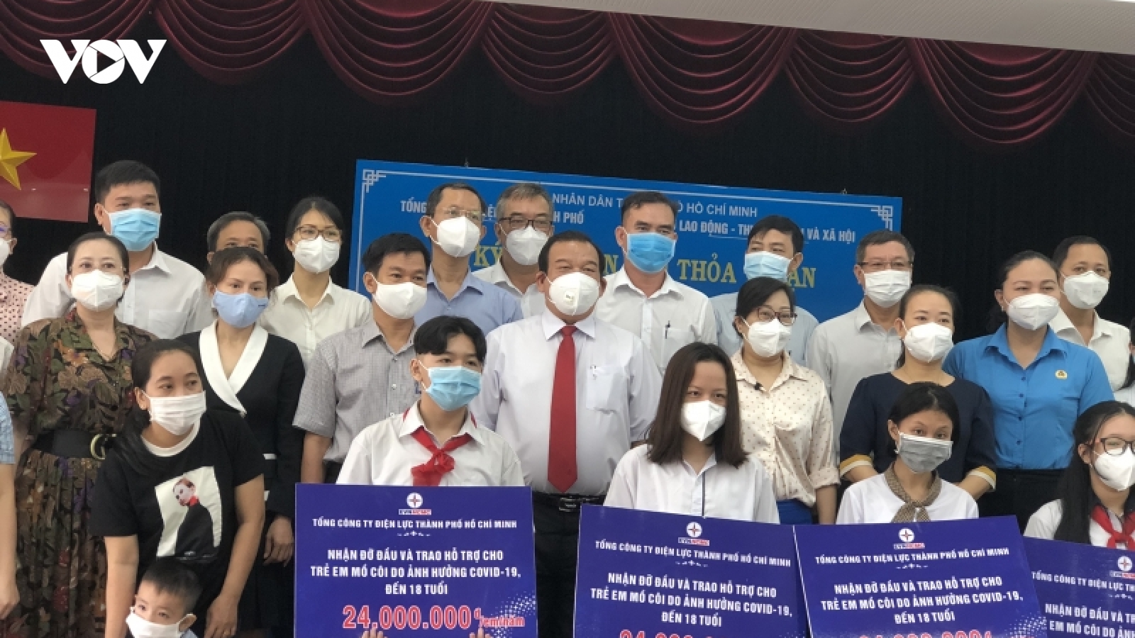 Trao học bổng cho 35 trẻ em mồ côi vì COVID-19 ở TP.HCM