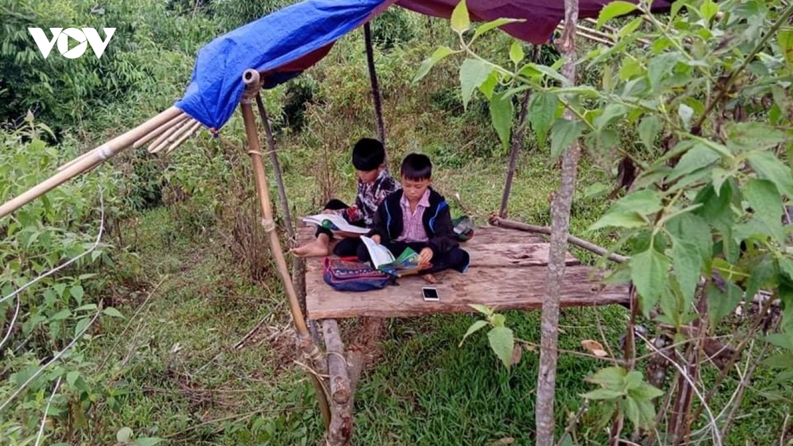 Hỗ trợ học sinh, sinh viên có hoàn cảnh khó khăn mua máy tính học trực tuyến