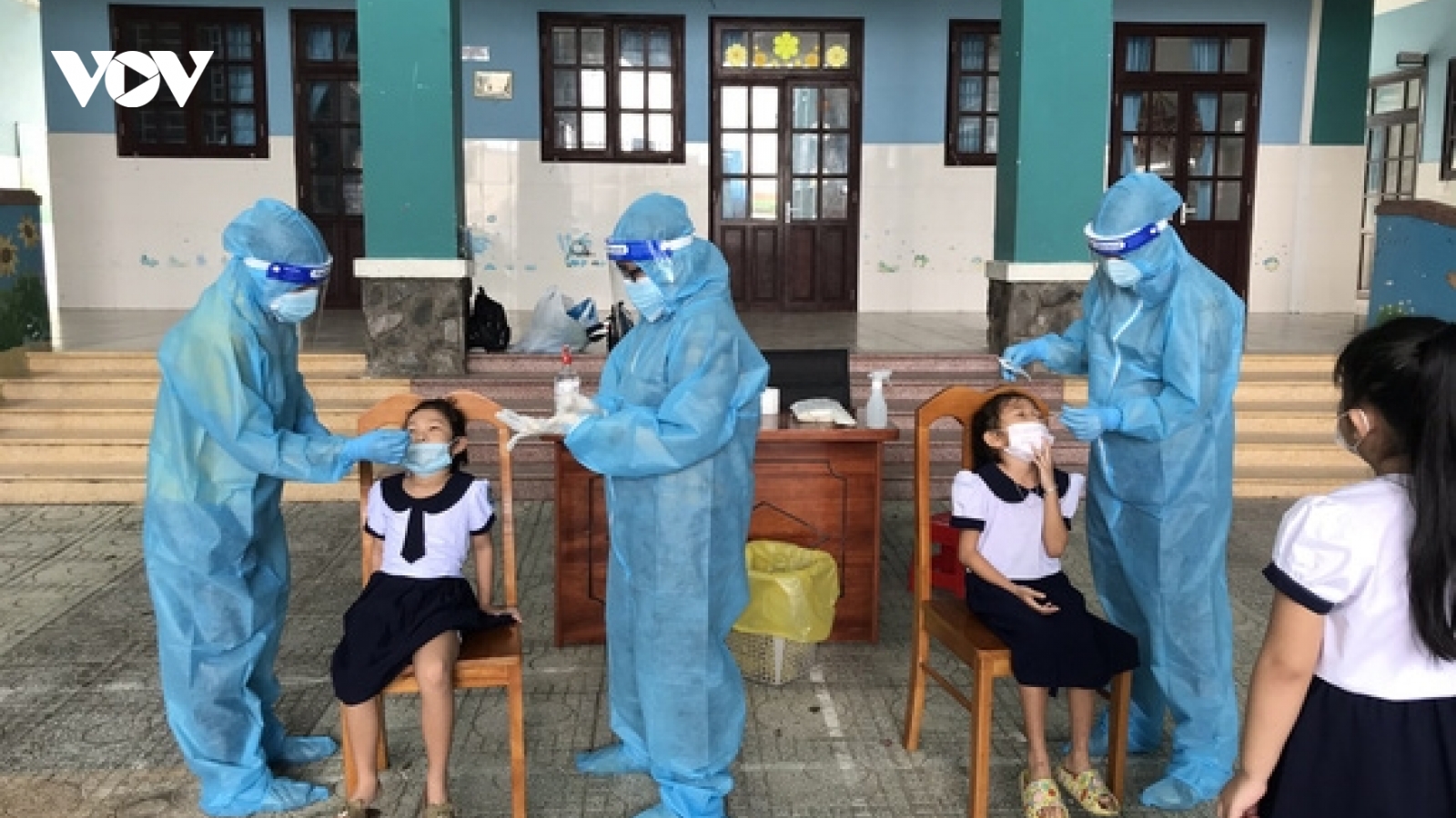 Hai trường học tại xã đảo Thạnh An (TP.HCM) hoãn đón học sinh trở lại ngày mai