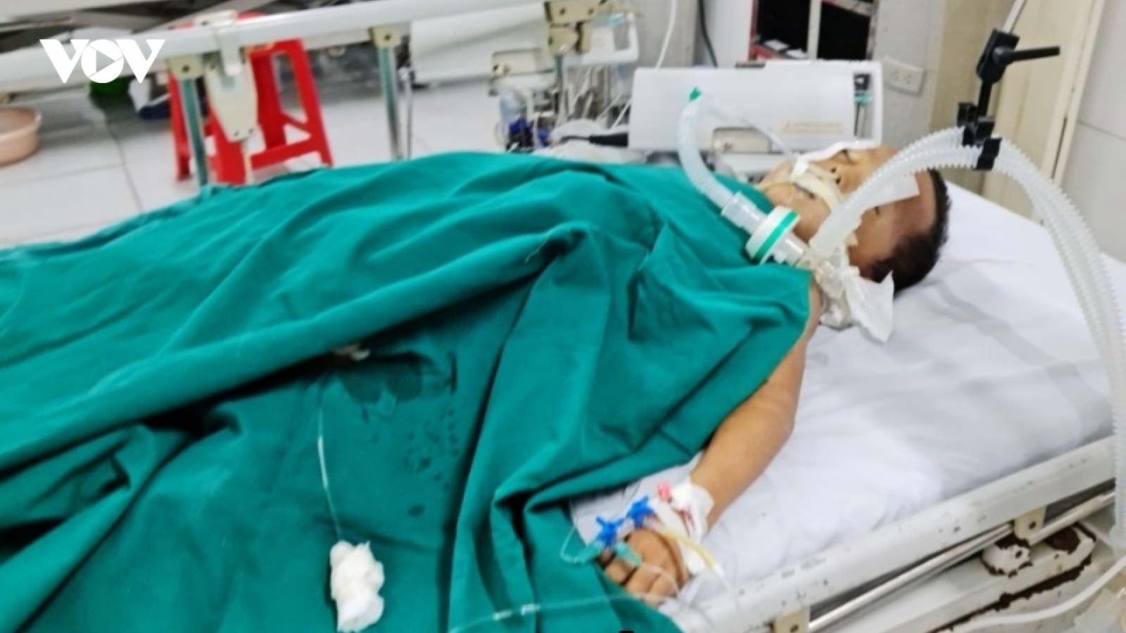 Gần 20 học sinh ngộ độc, một trẻ tử vong sau khi ăn quả Hồng Châu