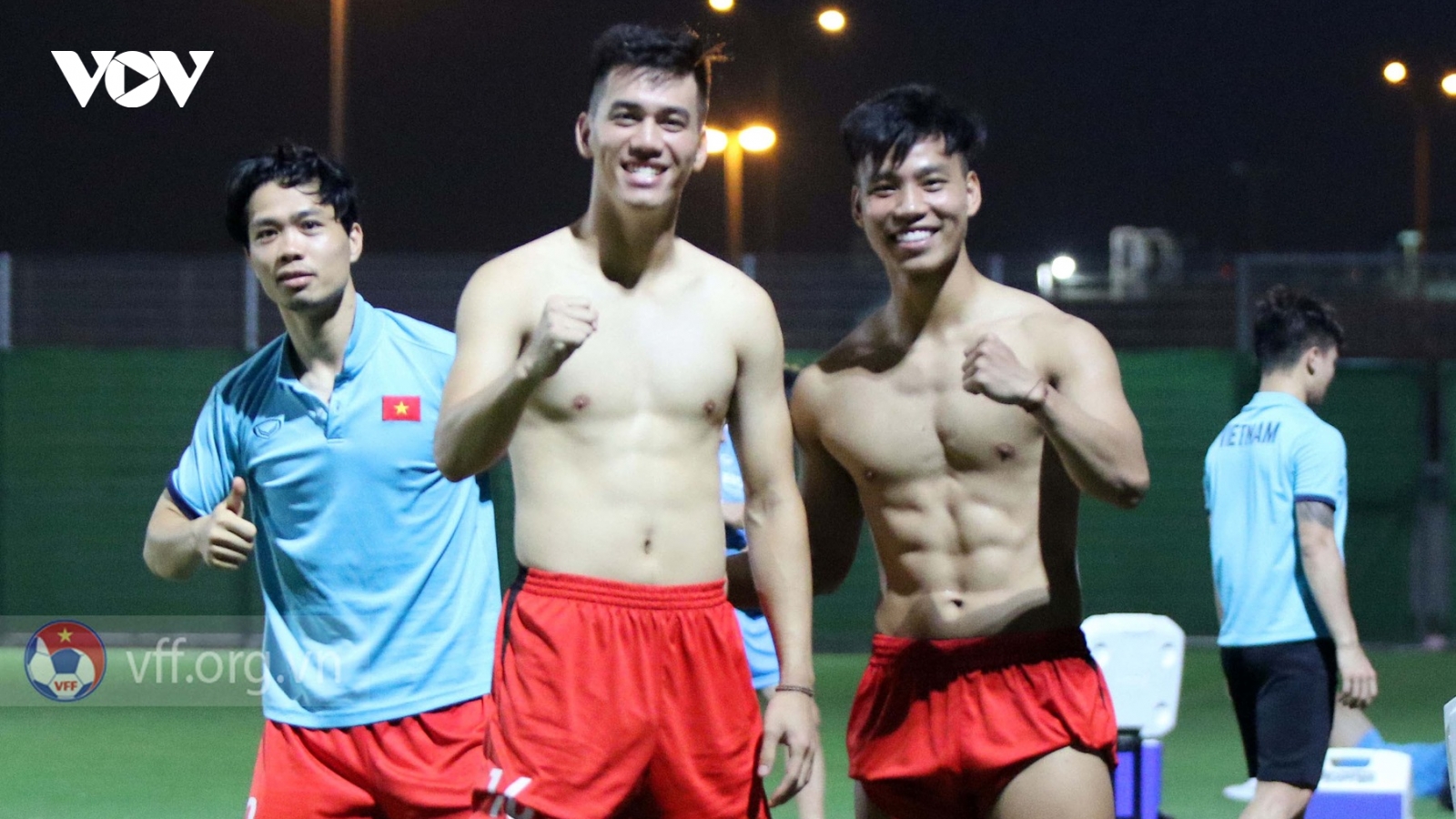 Văn Thanh khoe cơ bụng 6 múi "siêu chuẩn" trước trận gặp ĐT Trung Quốc