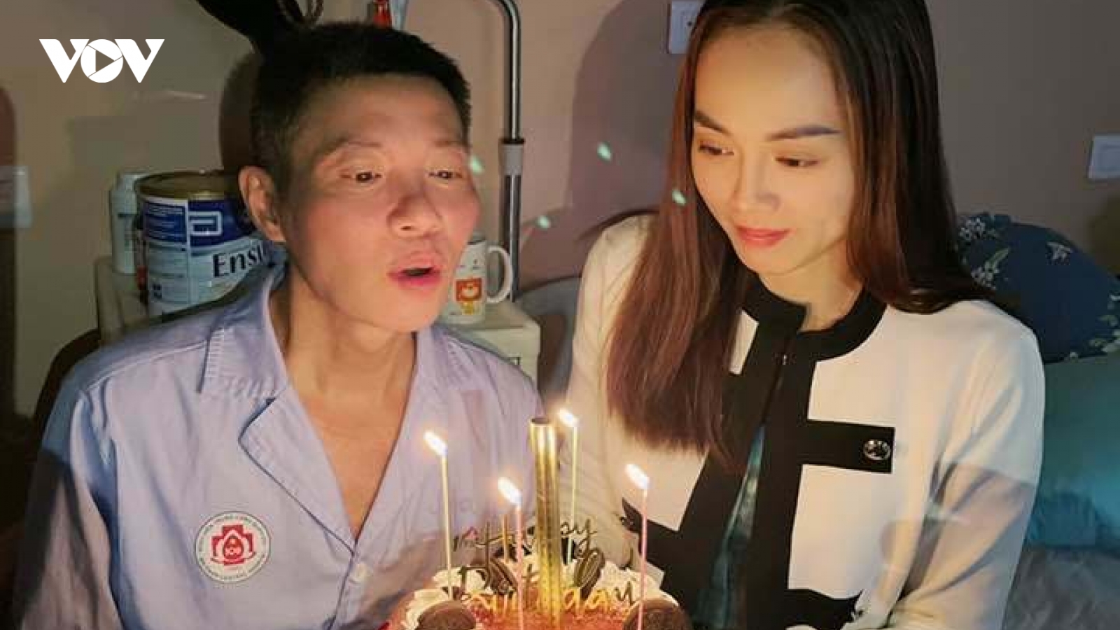 Vợ, con trai và đồng nghiệp vào viện mừng sinh nhật NSND Công Lý