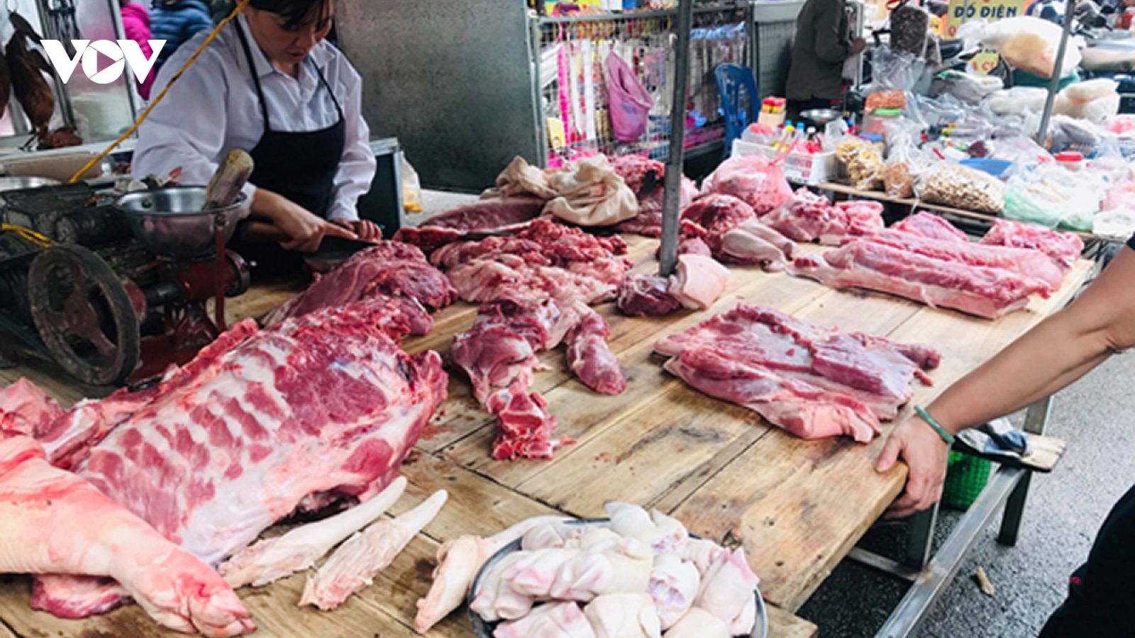 Giá thịt lợn hạ nhiệt, giá rau xanh lại tăng phi mã