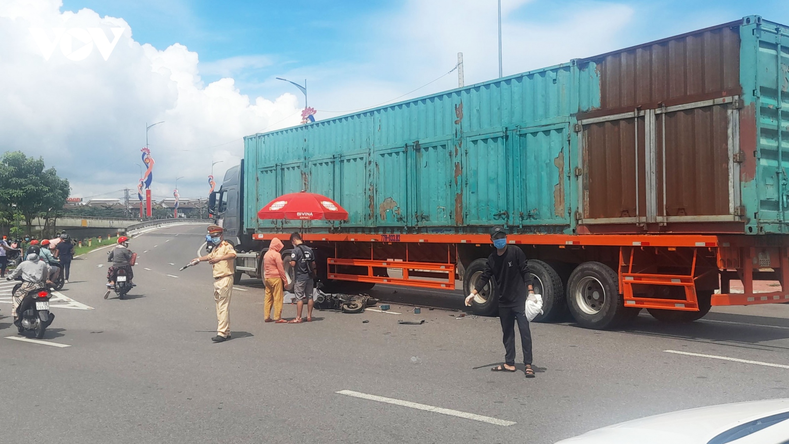 Va chạm với xe đầu kéo, 2 người đi xe đạp điện tử vong