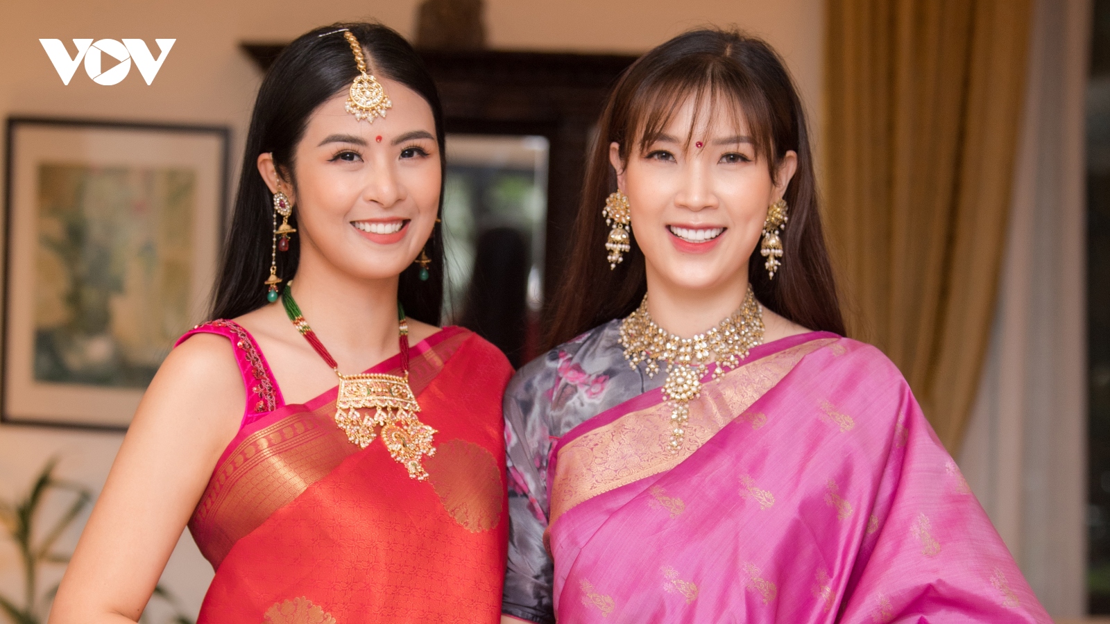 Hoa hậu Ngọc Hân và bạn thân Phí Thuỳ Linh lần đầu mặc trang phục truyền thống Ấn Độ 