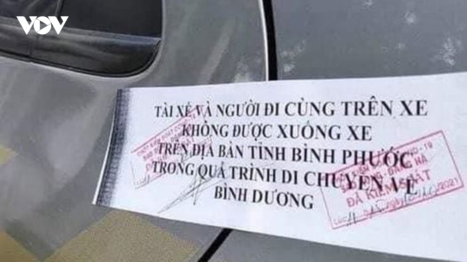 Cửa xe ô tô bị dán niêm phong khi qua địa bàn tỉnh Bình Phước