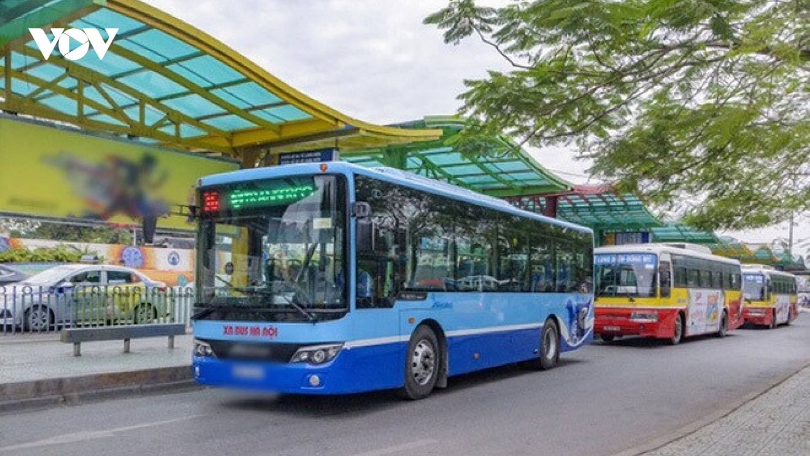 Hà Nội cho phép xe buýt, taxi hoạt động trở lại, quán ăn được phục vụ tại chỗ