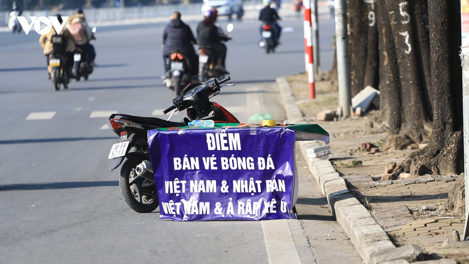 Người hâm mộ hờ hững với vé "chợ đen" trận Việt Nam - Nhật Bản