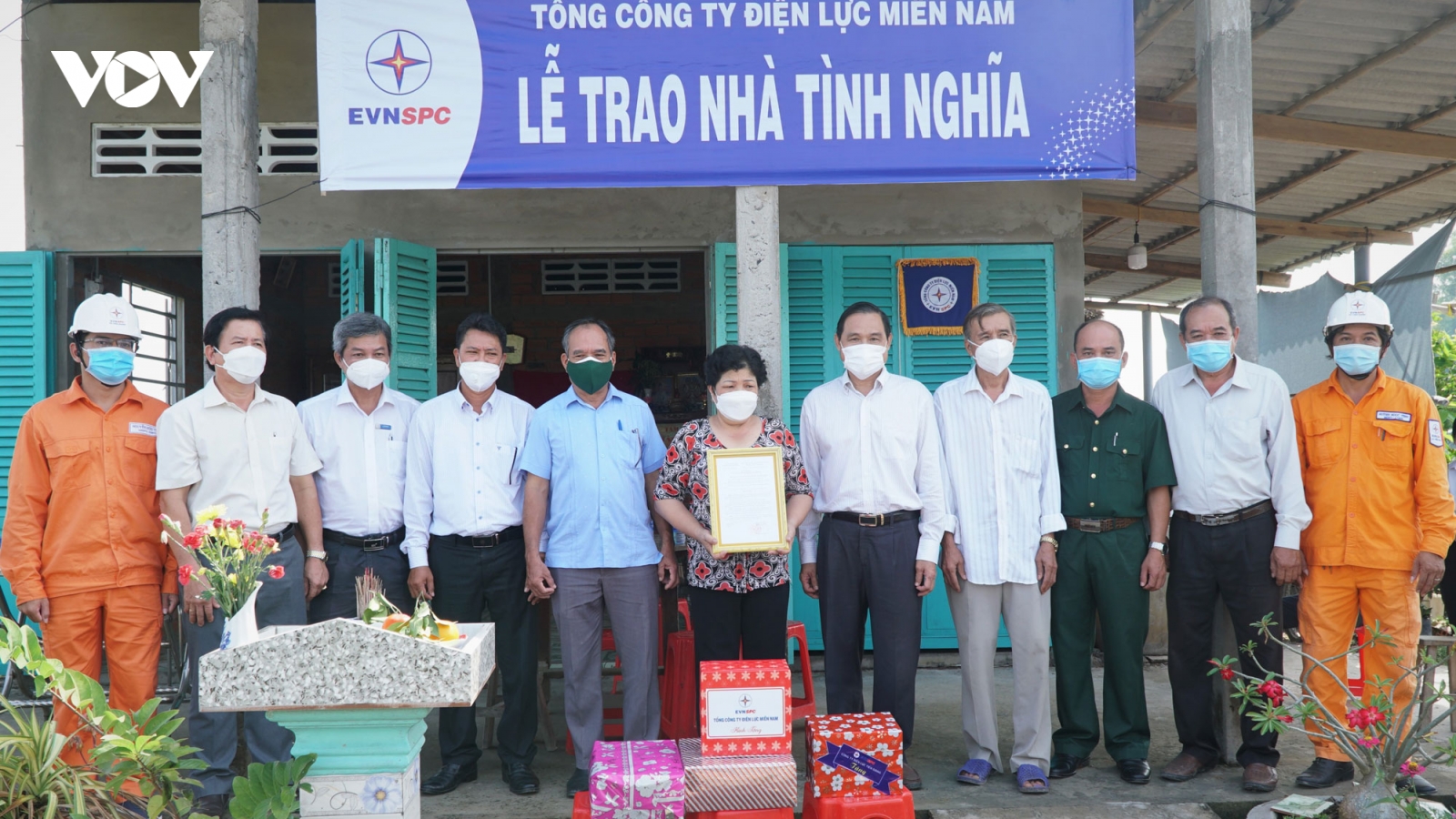 EVNSPC tiếp tục giúp người dân vượt khó sau dịch covid-19
