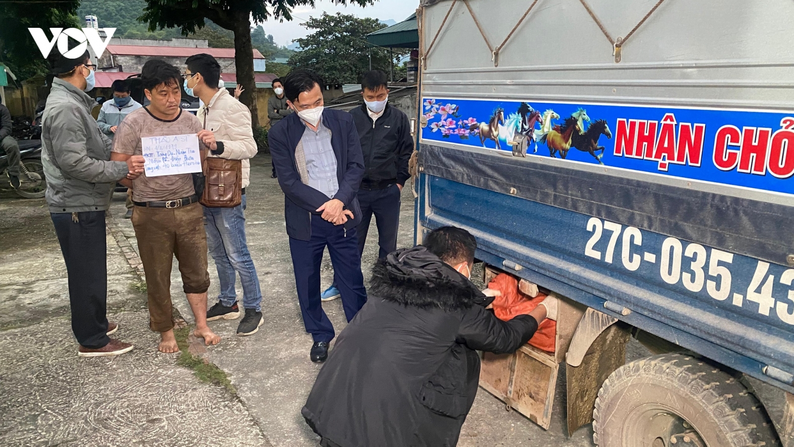 Công an Lào Cai bắt 3 nghi phạm vận chuyển 40 bánh heroin