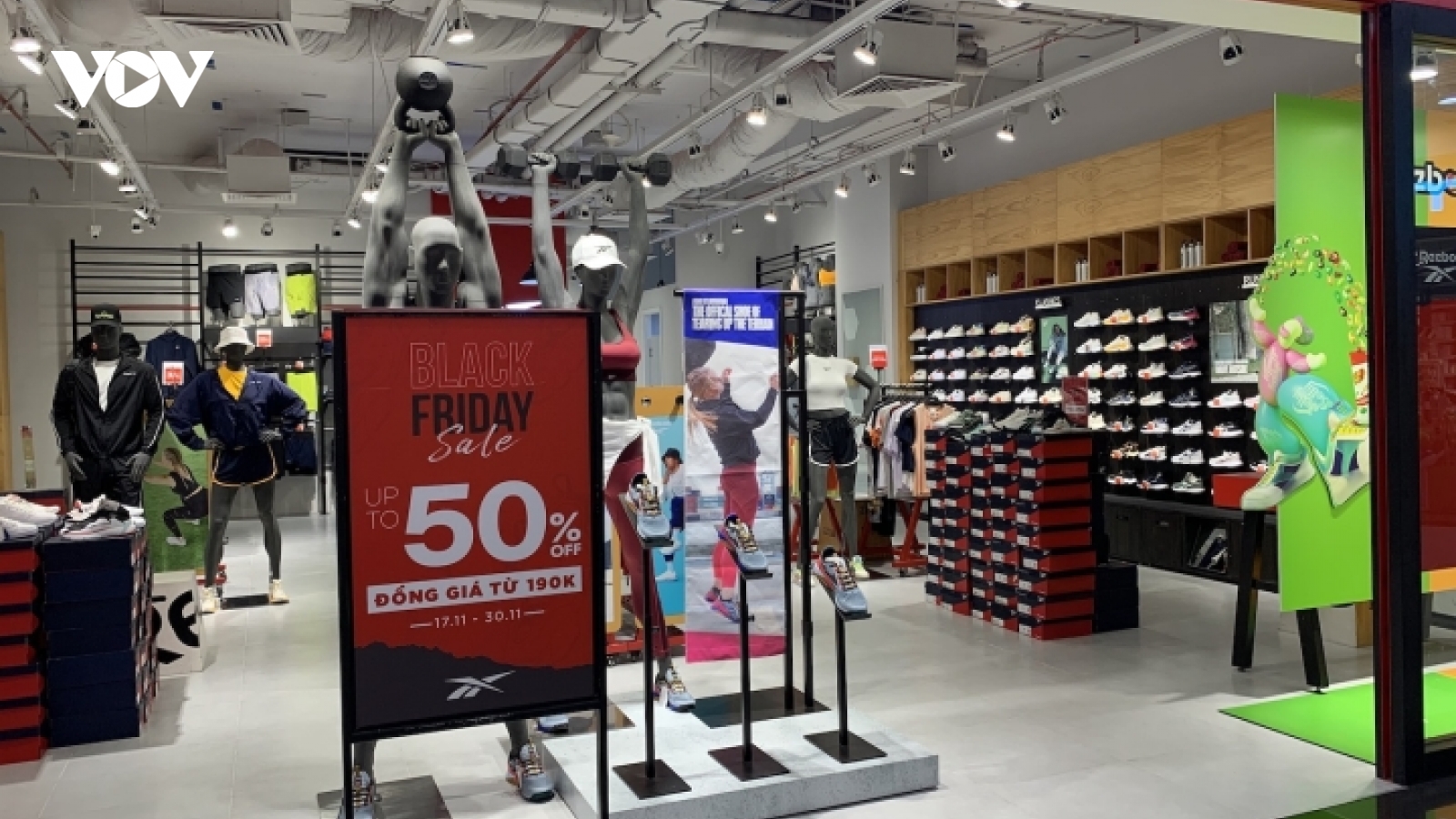 Giờ vàng săn khuyến mãi Black Friday: Hà Nội vắng hoe, TP.HCM chen chúc