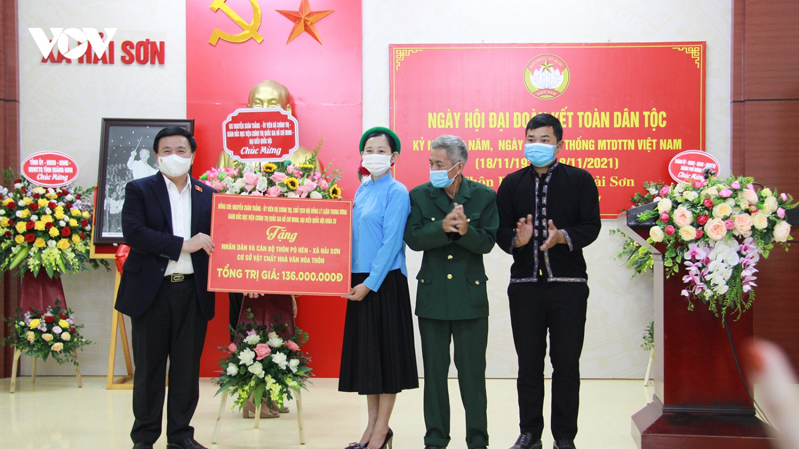 Ông Nguyễn Xuân Thắng dự ngày hội Đại đoàn kết dân tộc tại thôn Pò Hèn