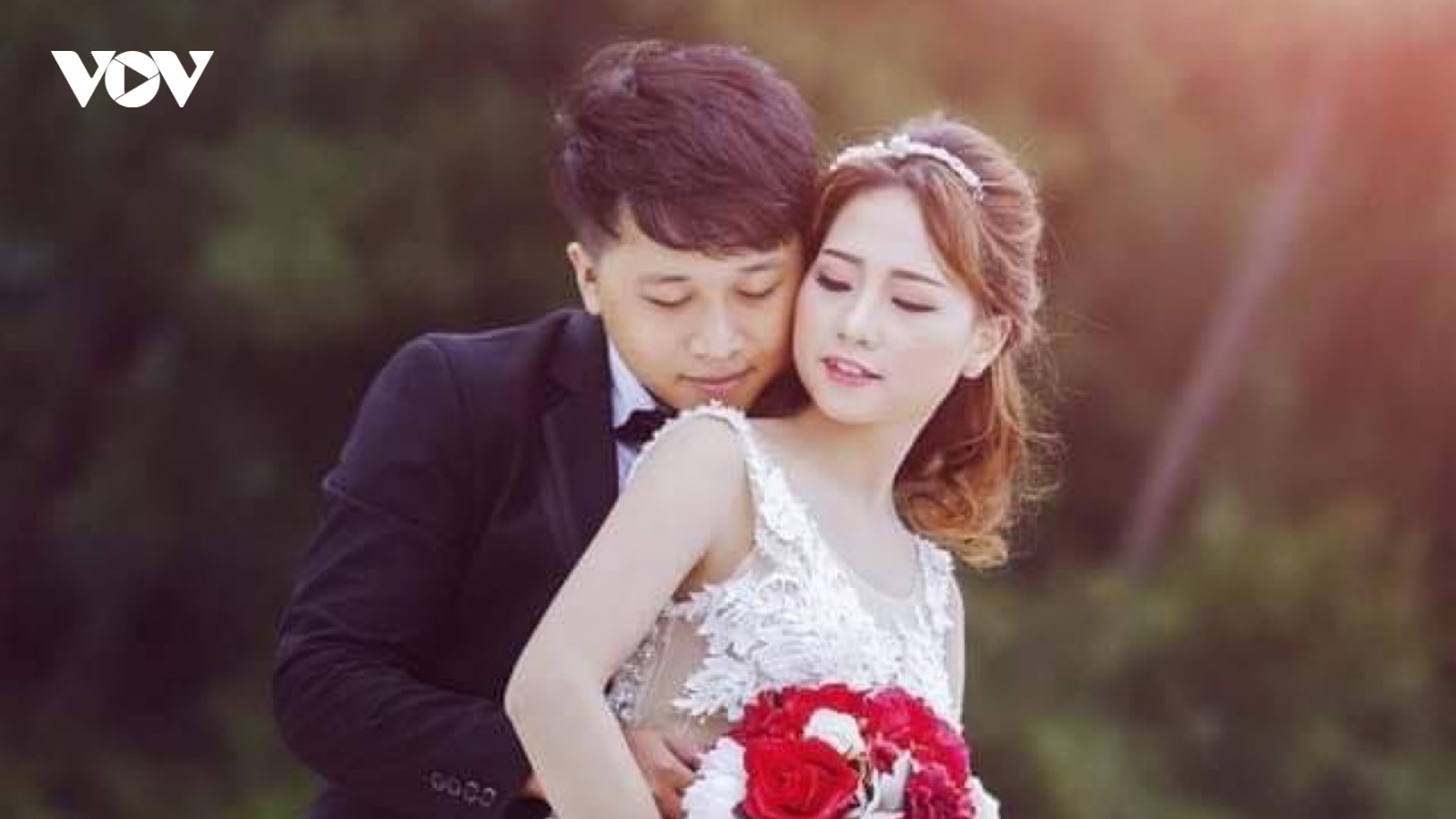 Tham công tiếc việc, chồng vô tâm khiến vợ bật khóc ngay giữa đêm