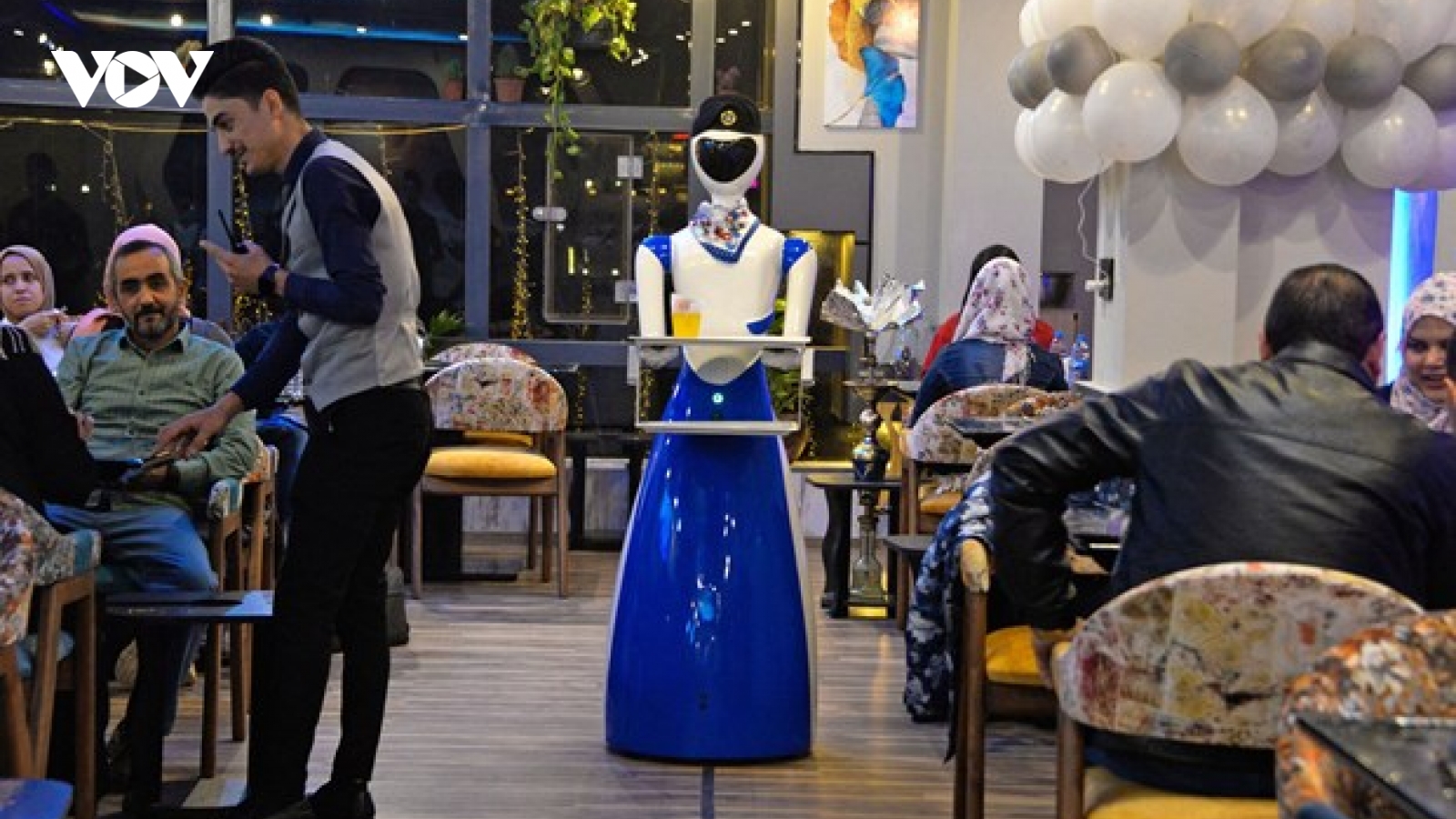 Độc đáo nhà hàng có robot phục vụ xuất hiện lần đầu tiên tại Iraq