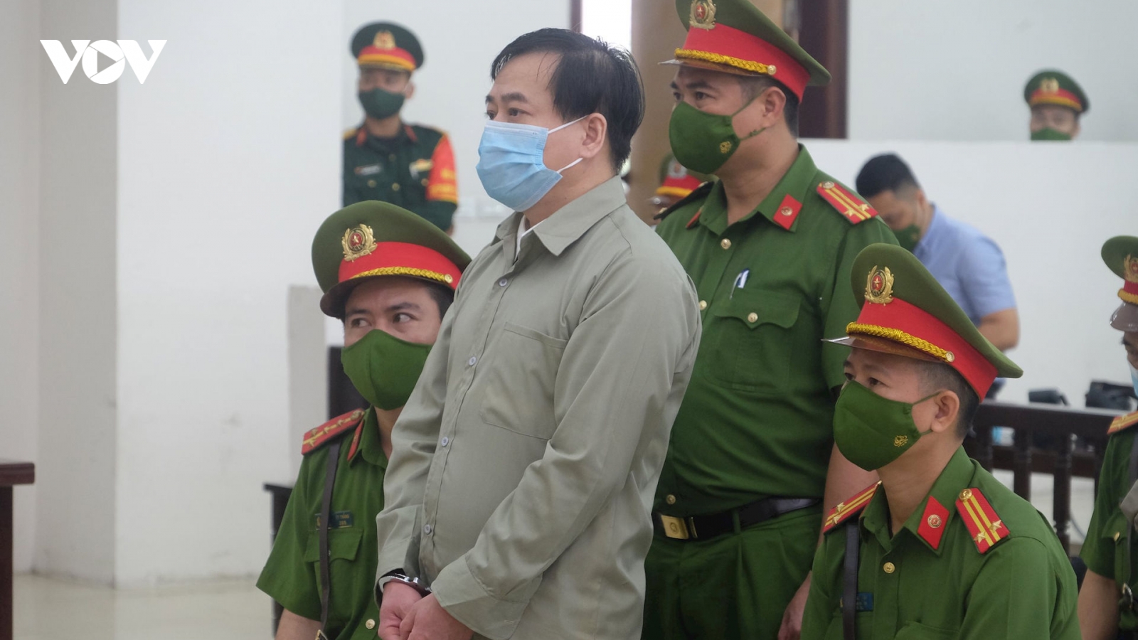 Bị cáo Phan Văn Anh Vũ và Nguyễn Duy Linh khai đưa nhận quà nhưng không phải là tiền