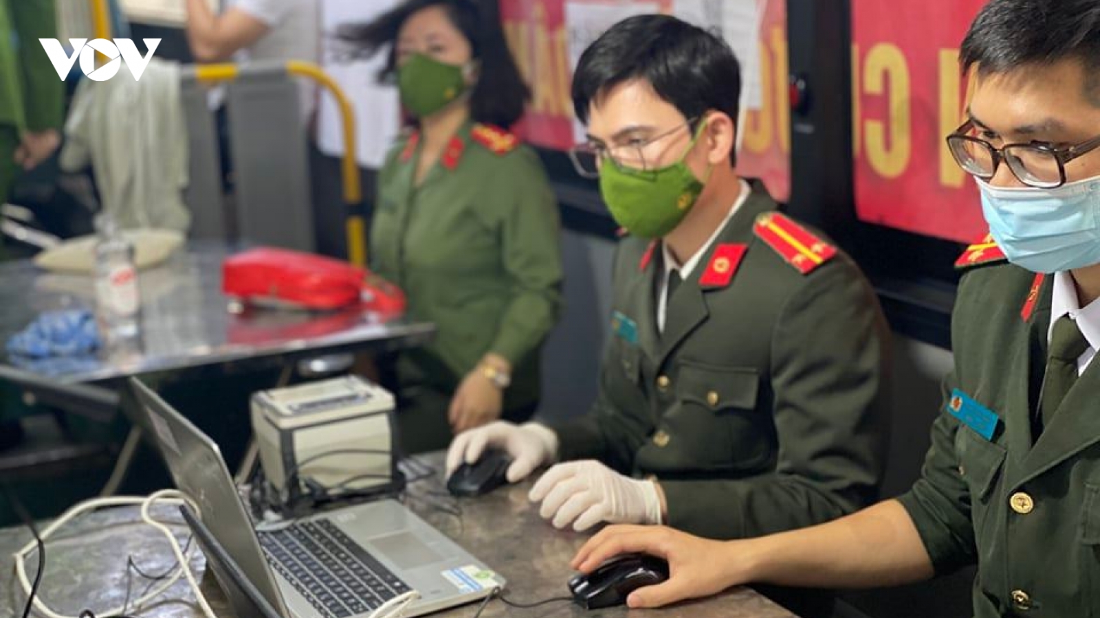 Công an Hà Nội cấp căn cước công dân trên xe buýt
