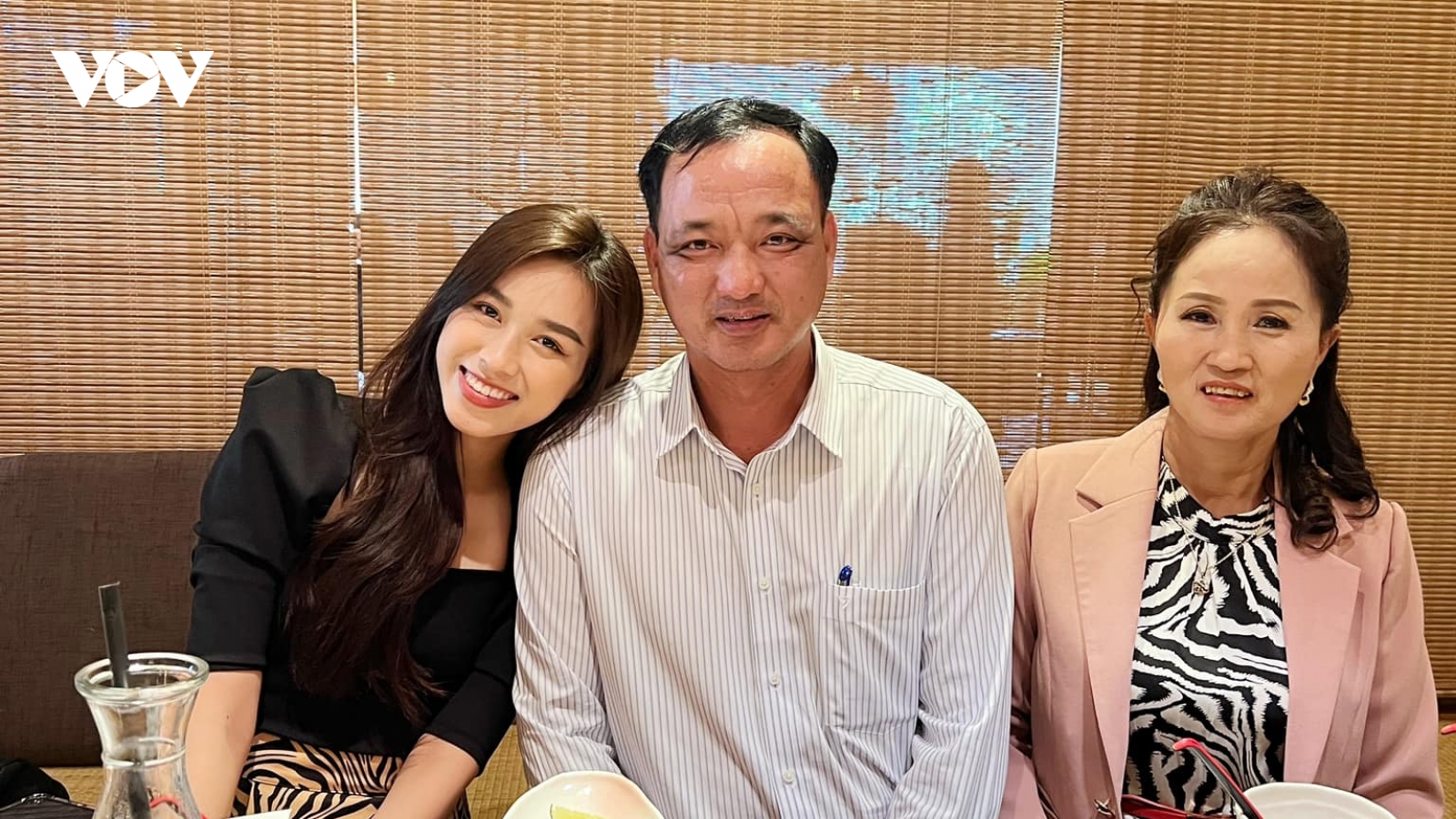 Hoa hậu Đỗ Thị Hà vui vẻ ăn tối cùng bố mẹ trước khi lên đường tham dự Miss World 2021