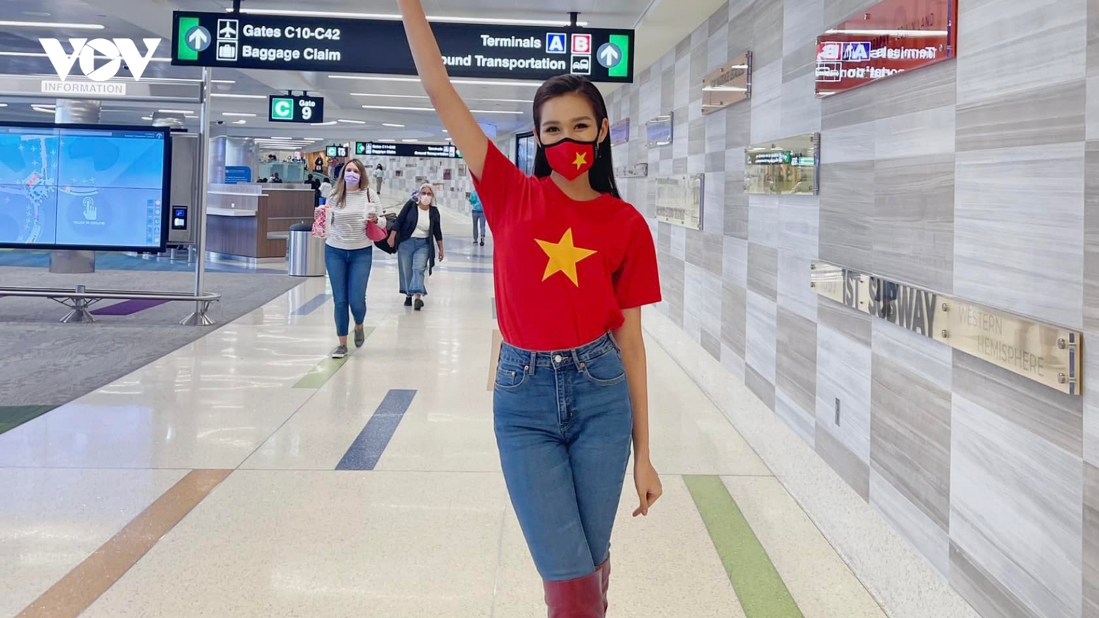 Hoa hậu Đỗ Thị Hà diện áo cờ đỏ sao vàng tại sân bay Mỹ