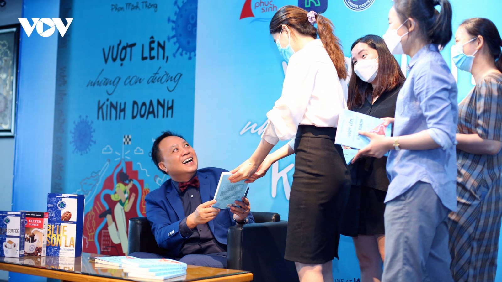 Cuốn sách "Vượt lên, những con đường kinh doanh" - câu chuyện kinh doanh thời Covid-19