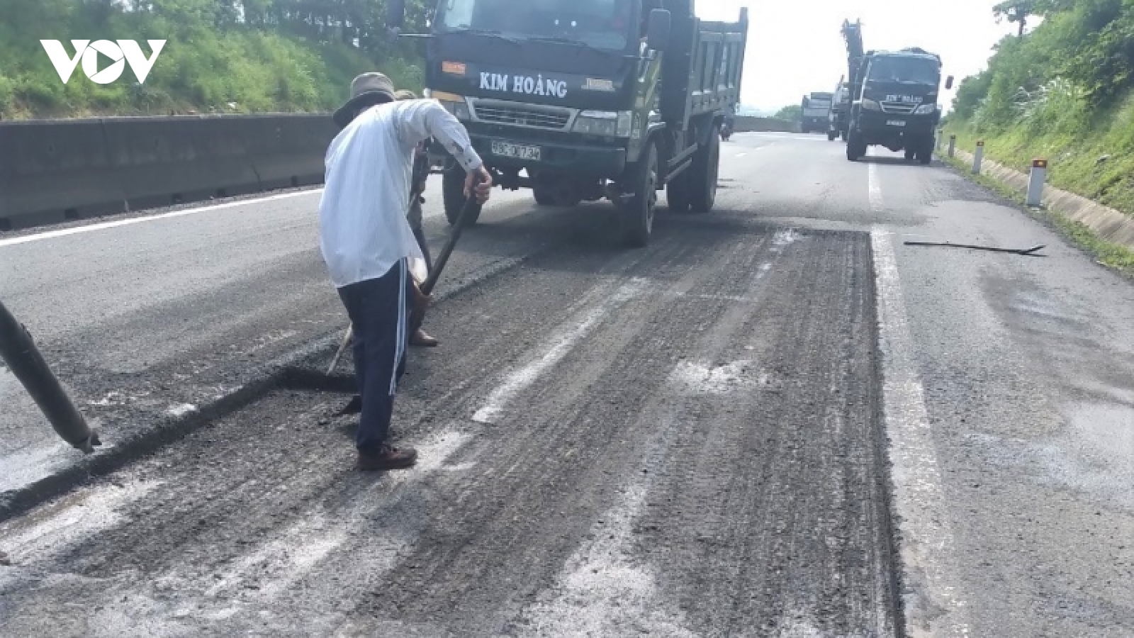 Khắc phục hư hỏng trên Quốc lộ 1A qua các tỉnh Miền Trung
