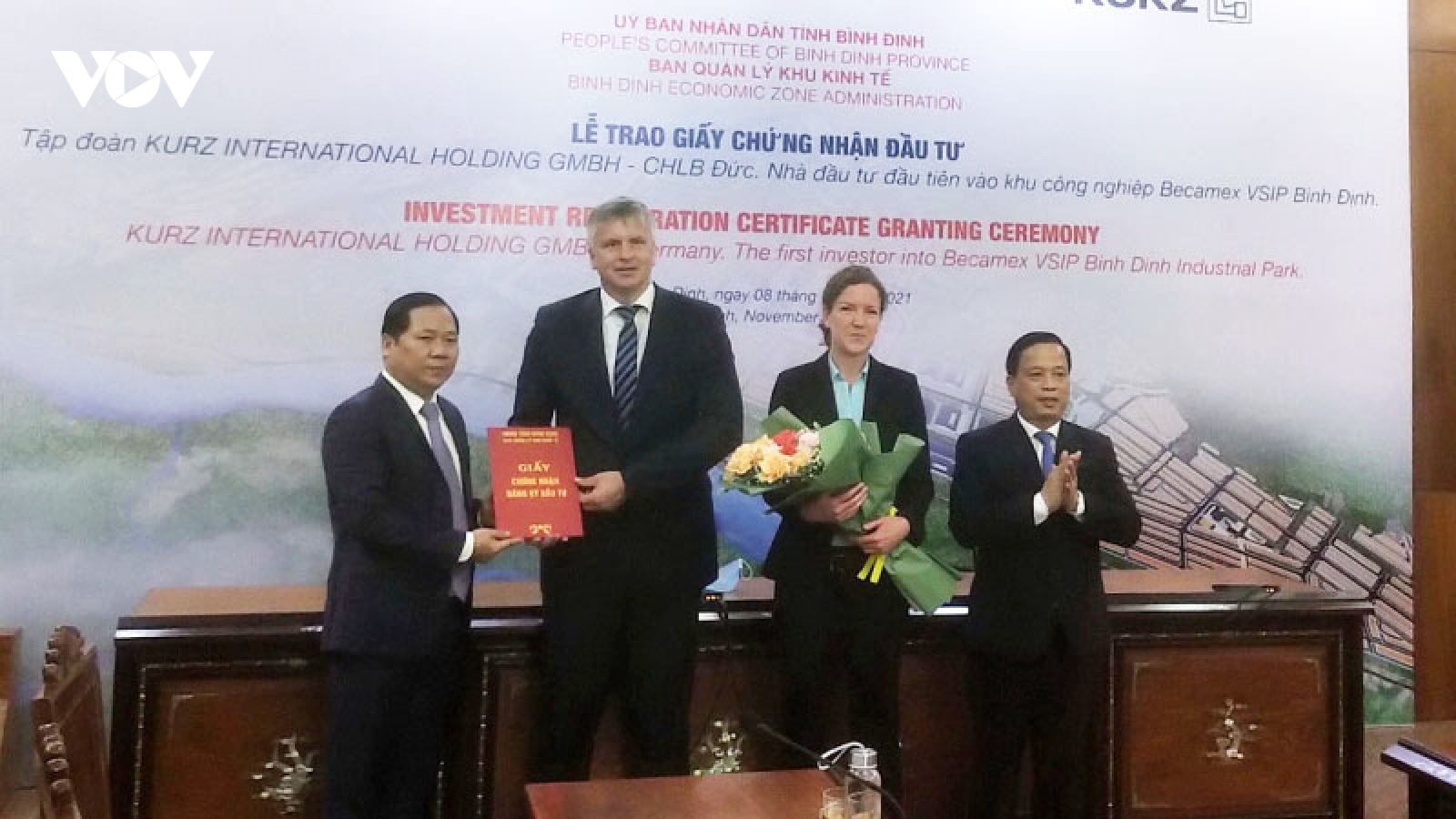 Trao giấy chứng nhận đầu tư dự án đầu tiên vào KCN Đô thị dịch vụ Becamex Bình Định