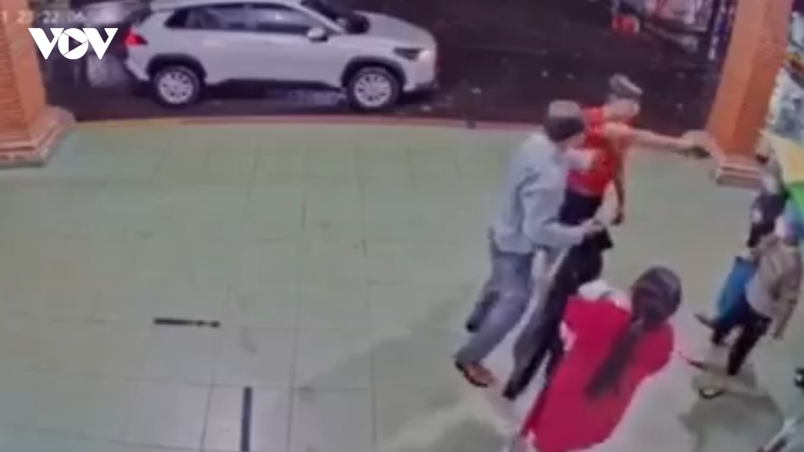 Lý do đại úy công an ở Lâm Đồng chĩa súng về 2 nữ nhân viên y tế