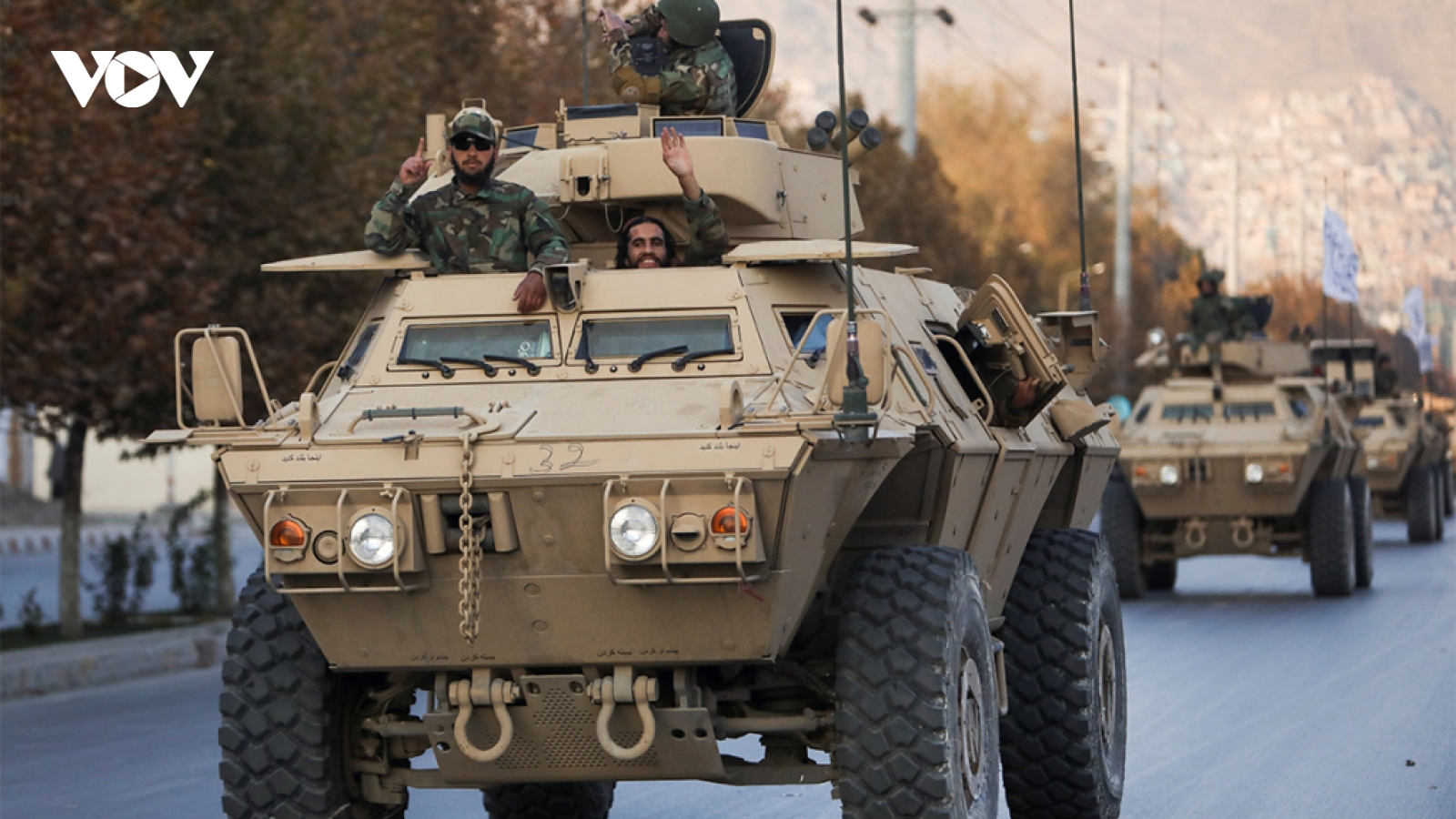 Taliban tổ chức diễu binh với xe bọc thép Mỹ và trực thăng Nga