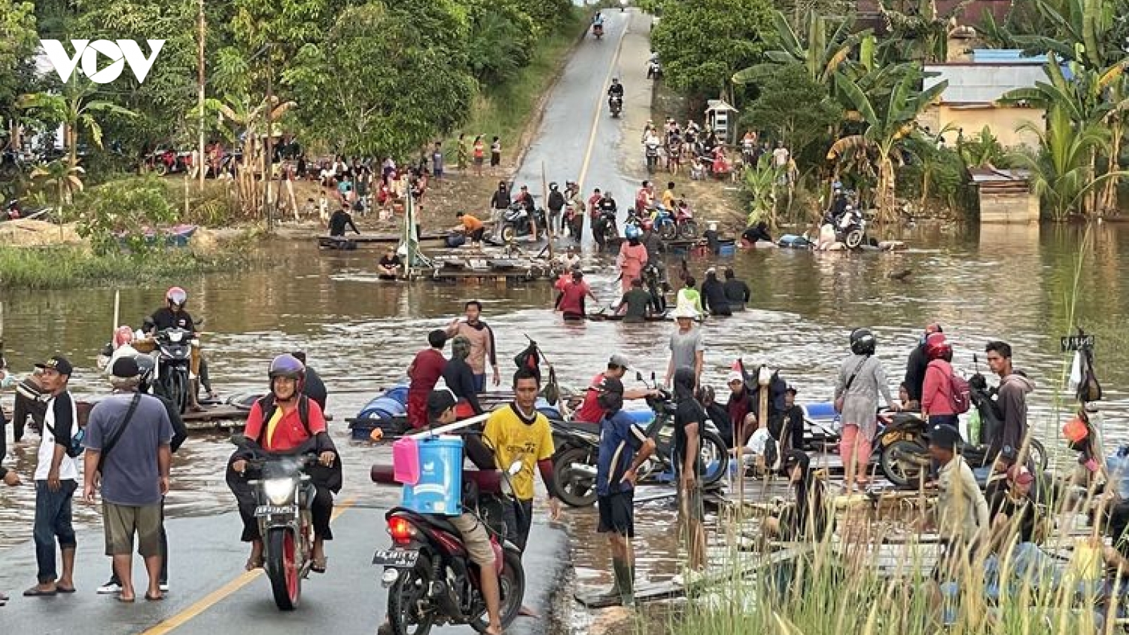 Indonesia: Mưa lớn, lũ lụt kéo dài gần 1 tháng do thời tiết cực đoan