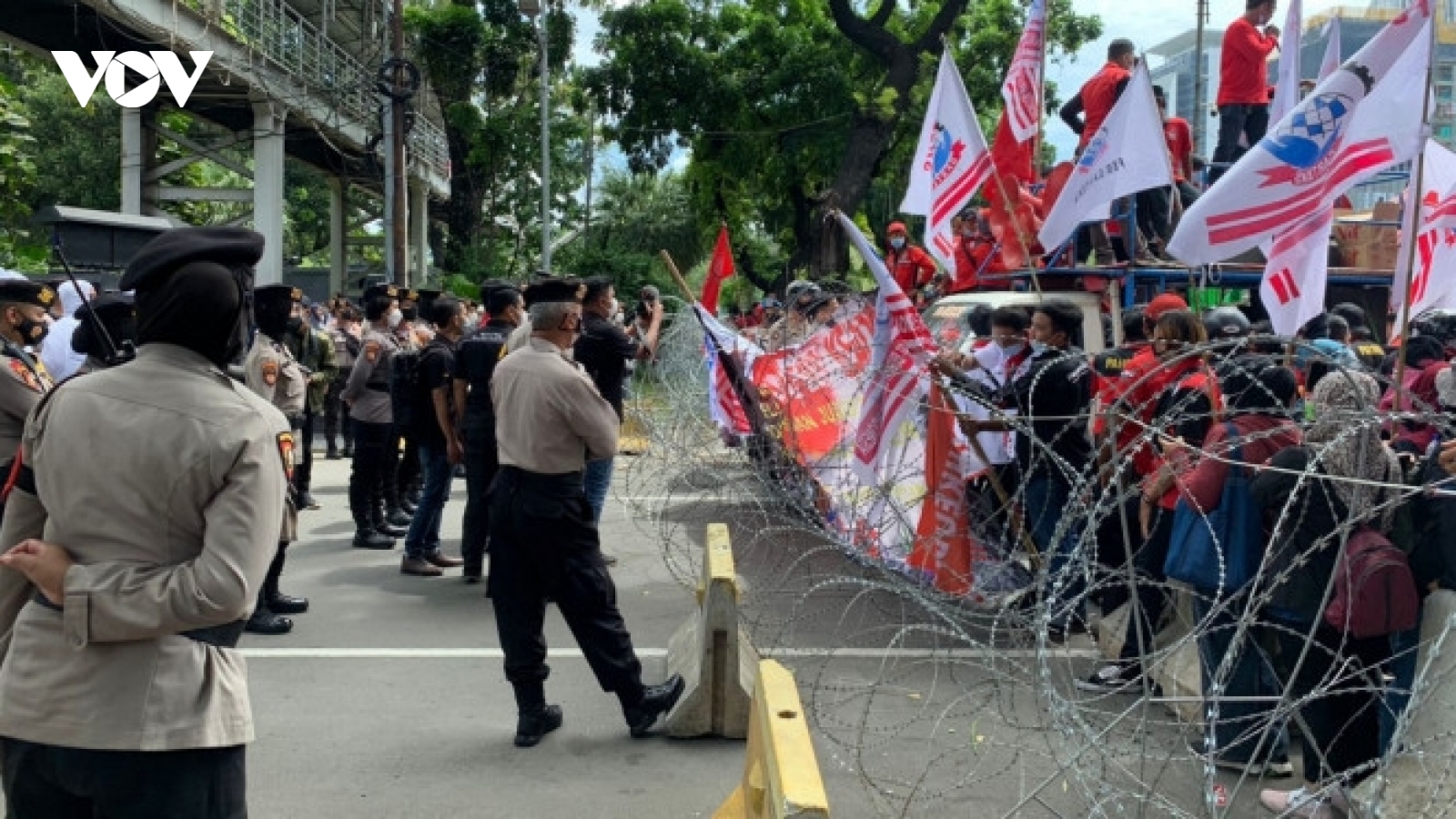 Tòa Hiến pháp Indonesia yêu cầu sửa đổi Luật tạo việc làm trước làn sóng biểu tình dữ dội