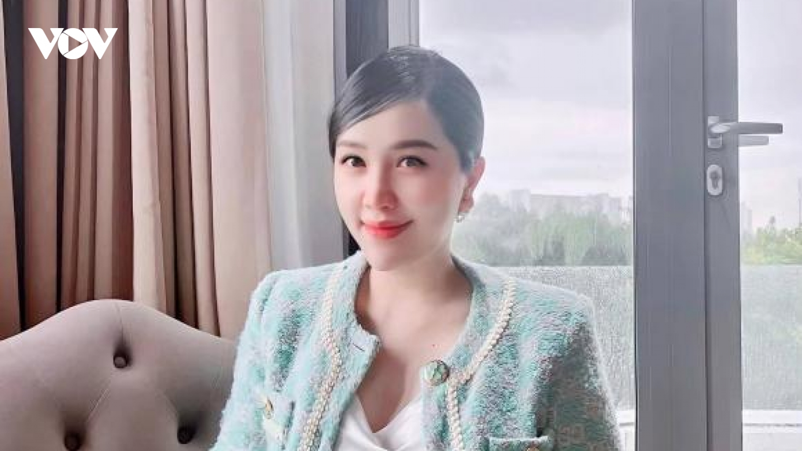 Chuyện showbiz: Bảo Thy lần đầu lộ diện sau sinh con, nhan sắc "mẹ bỉm" khiến fan trầm trồ