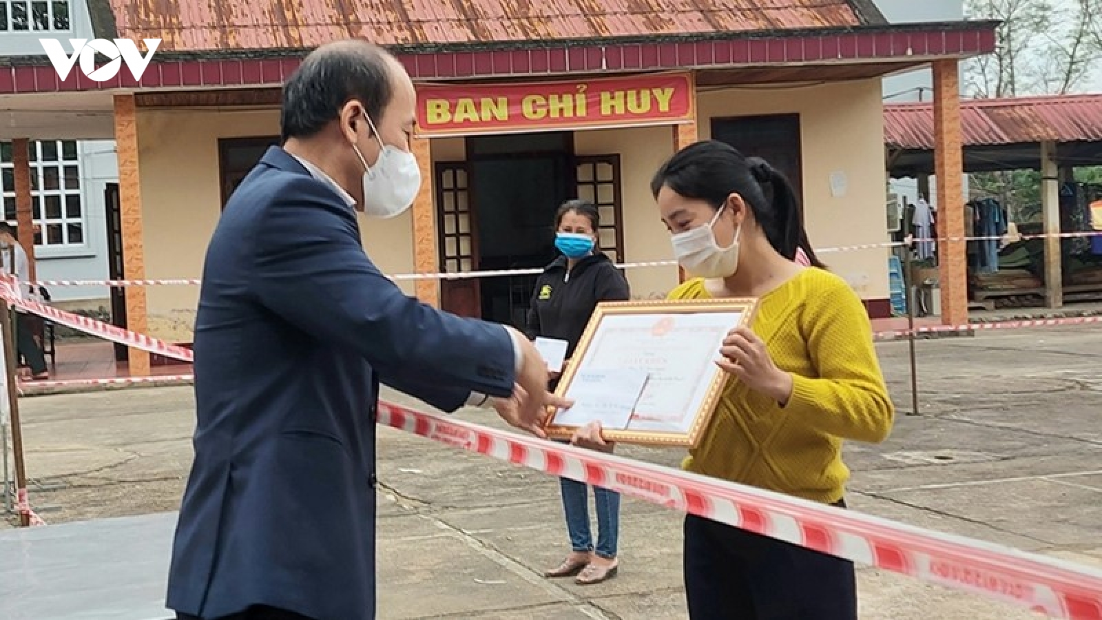 Khen thưởng, động viên cô và trò hoàn thành lớp học trong khu cách ly tập trung