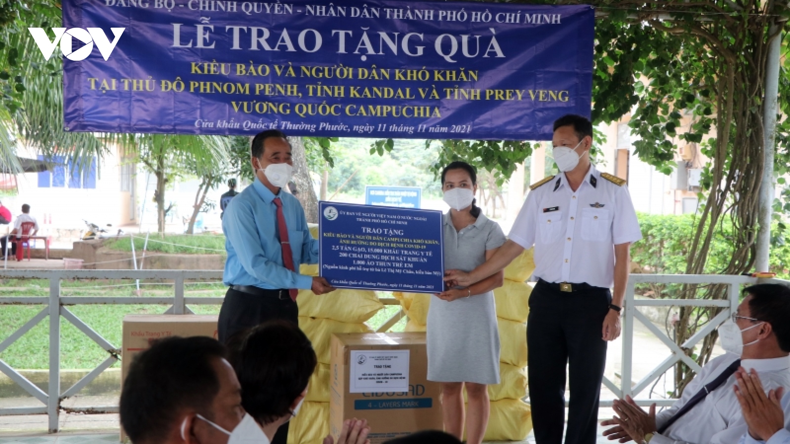 Thành phố Hồ Chí Minh trao quà hỗ trợ người gốc Việt tại Campuchia
