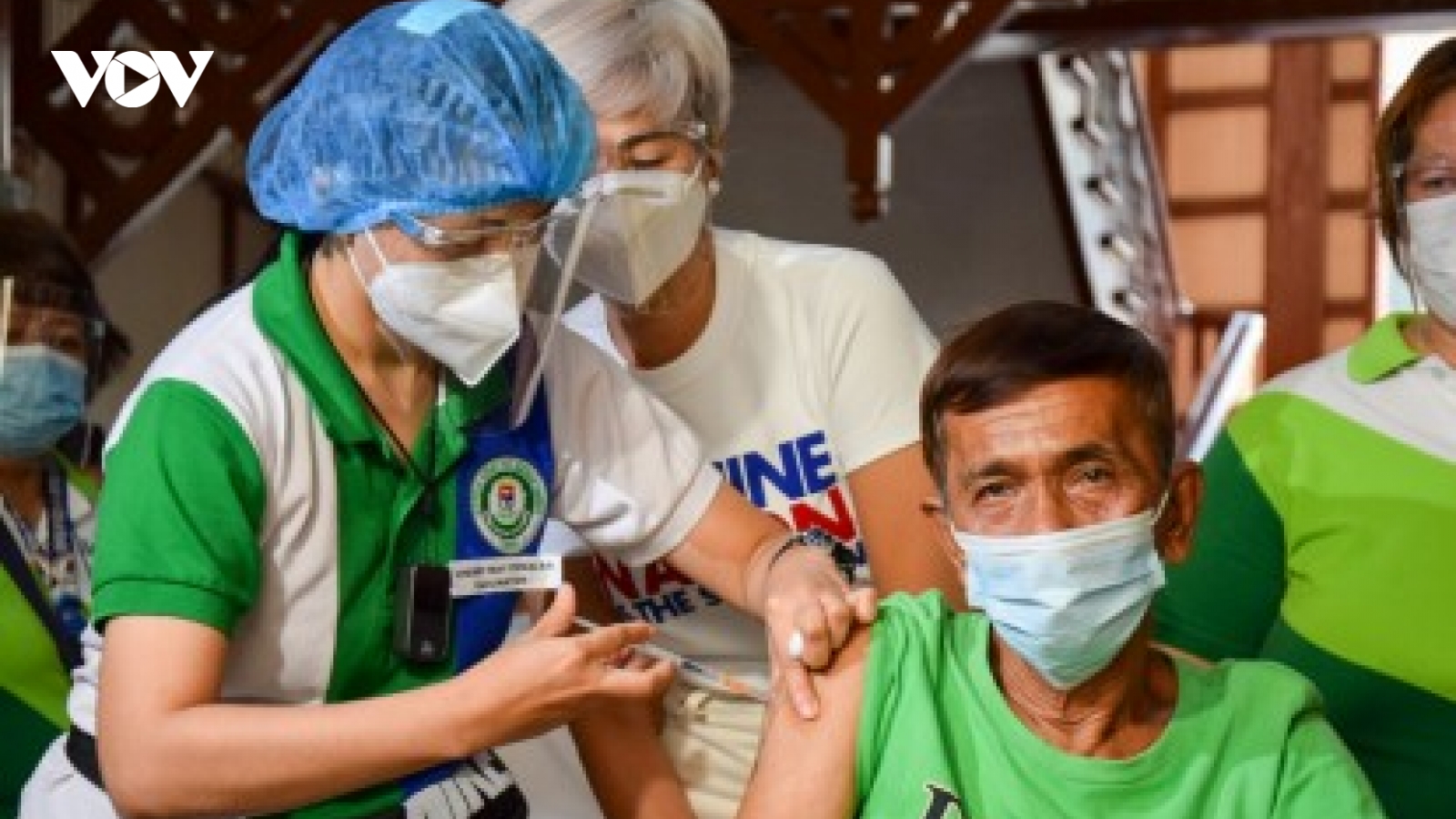 Philippines tiêm mũi vaccine Covid-19 tăng cường cho người có nguy cơ cao