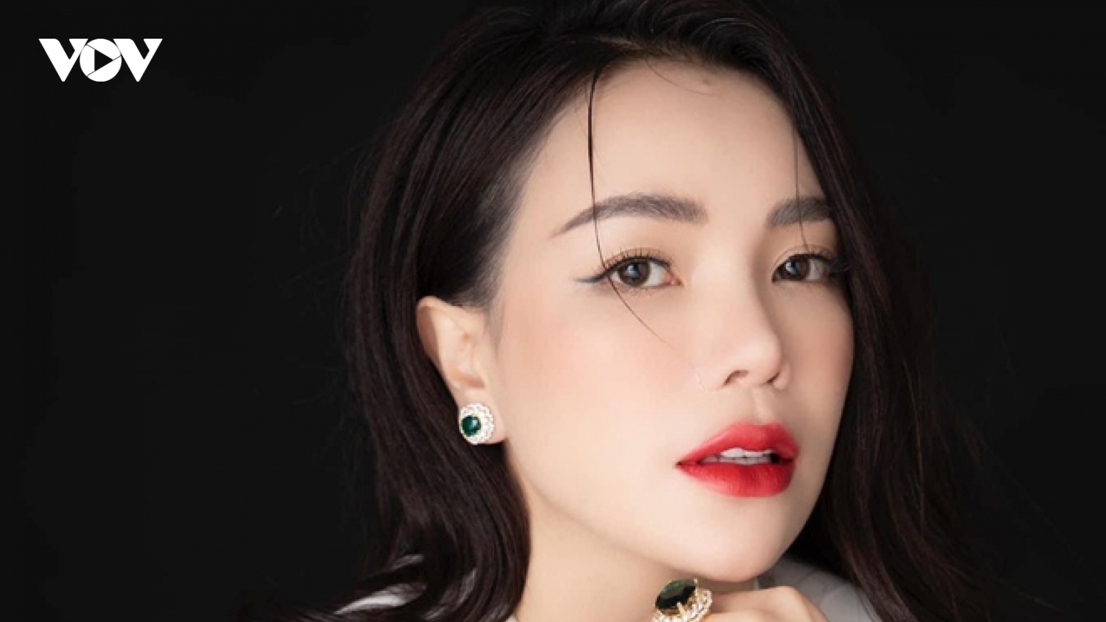 Trà Ngọc Hằng vừa thu âm vừa khóc khi hát "Phận tơ tằm"