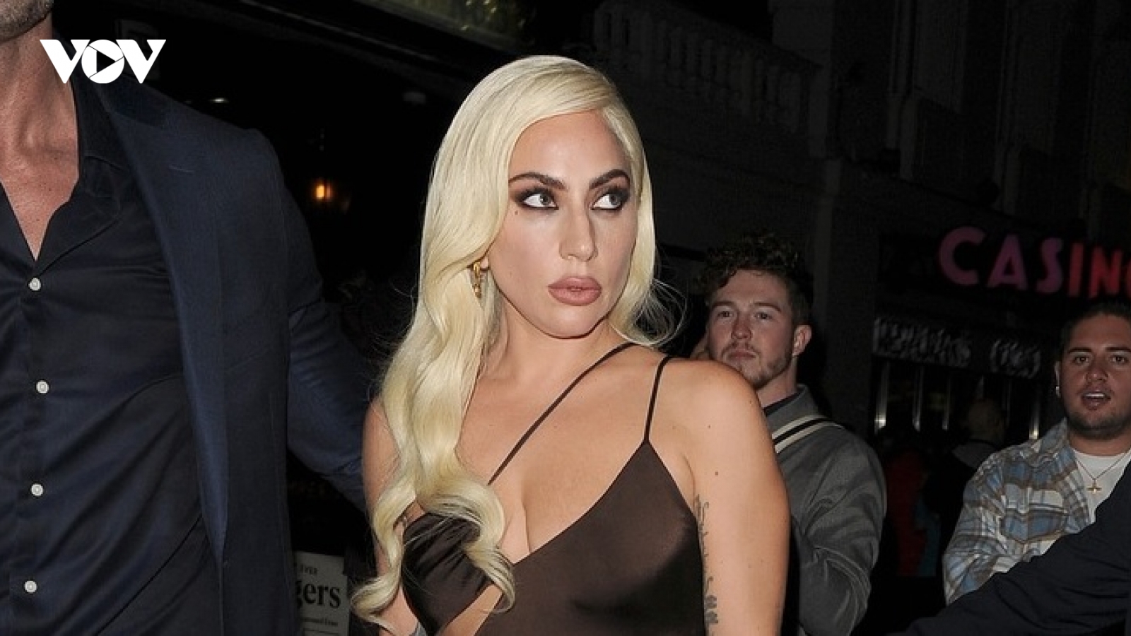 Lady Gaga gợi cảm hút mắt với đầm cut-out tại buổi công chiếu phim