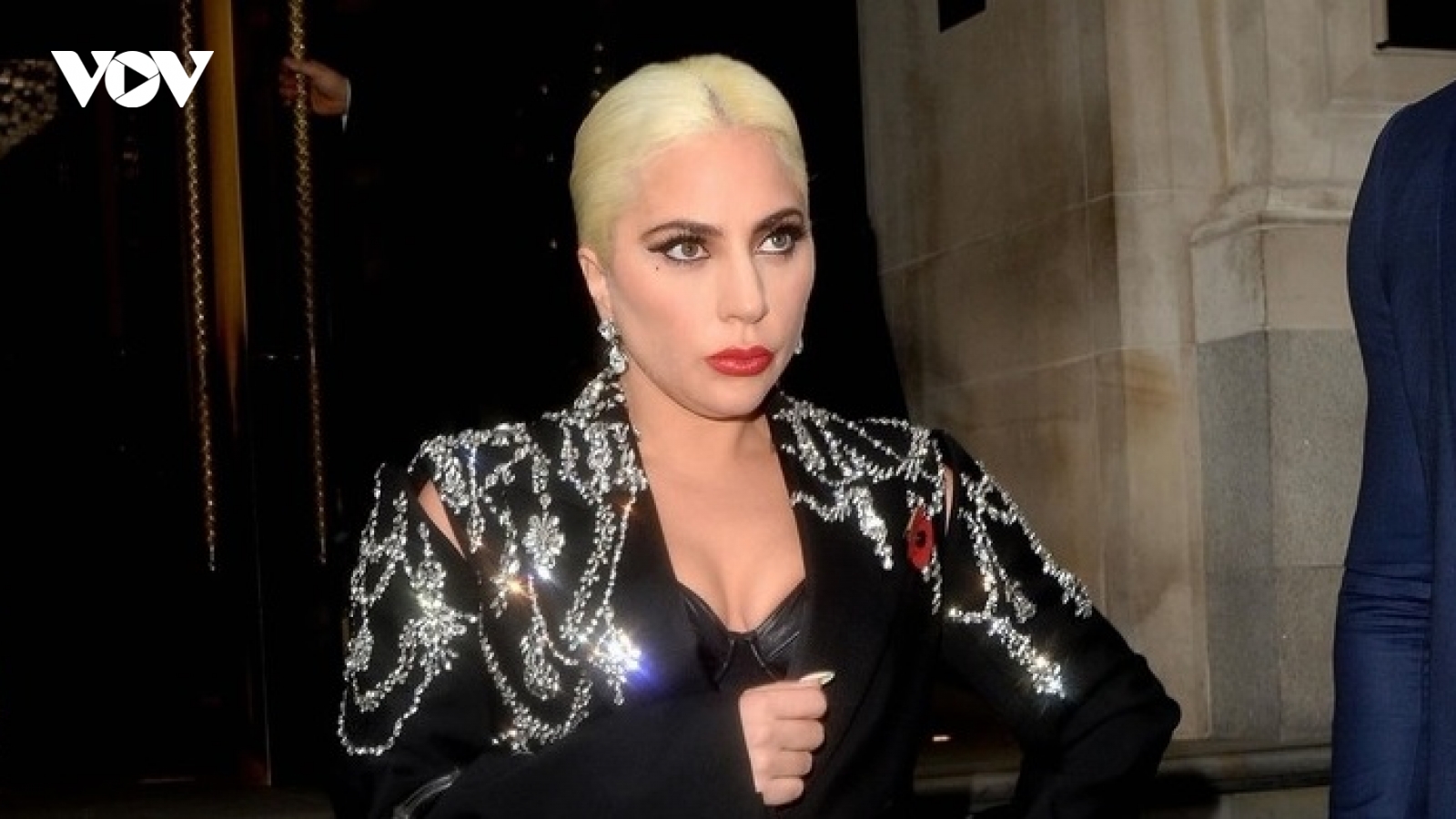 Lady Gaga diện trang phục đính pha lê sang trọng ra phố