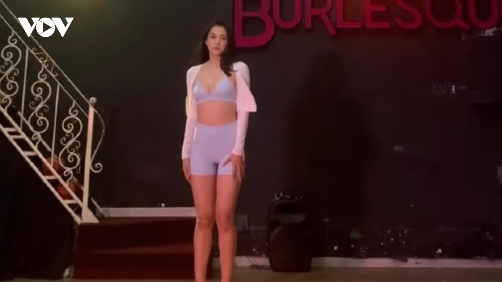 Hoa hậu Tiểu Vy diện crop-top nhảy sexy dance cực nóng bỏng